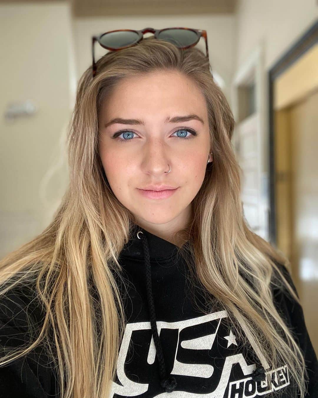 レイチェル・パーソンズのインスタグラム：「s u n d a y ☀️ (feat. @leftbenchlex’s sweatshirt happy birthday pretty girl)」
