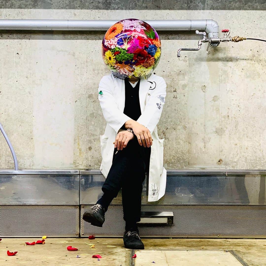 のインスタグラム：「We’re all in this together. Just do the best we can right now, and we’re always praying for everyone with flowers.  みんなでこの厳しい状況を乗り越えるぞ！俺たちは花で祈り続ける！  #azumamakoto #shiinokishunsuke #amkk #amkk_project #jardinsdesfleurs #stayathome #besafe #bestrong #東信 #東信花樹研究所」