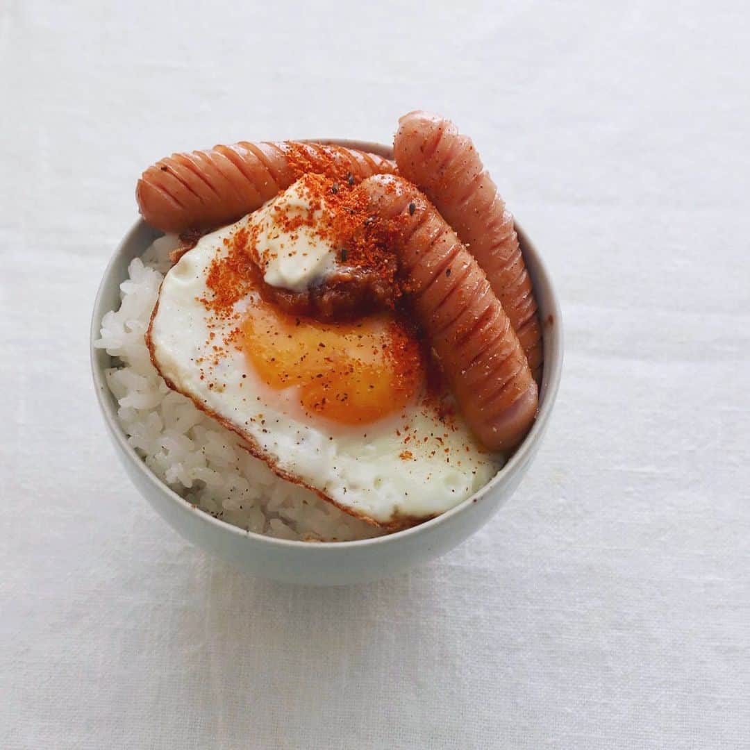 樋口正樹さんのインスタグラム写真 - (樋口正樹Instagram)「Today's breakfast . 朝の定番のっけご飯の 目玉焼き＆ウインナー、 ラブパク、マヨネーズ、 七味唐辛子で激悪飯に。 👉@lovepakcheesauce . . #激悪飯 #ずぼら飯 #飽きない美味しさ #目玉焼き #朝ごはん #朝食 #のっけごはん #ラブパク #ラブパク食堂 #エスニック #万能調味料 #新定番 #相性抜群 #絶対美味しいやつ #おうち時間 #stayathome #lovepaku #lovepakcheesauce」4月20日 8時46分 - higuccini