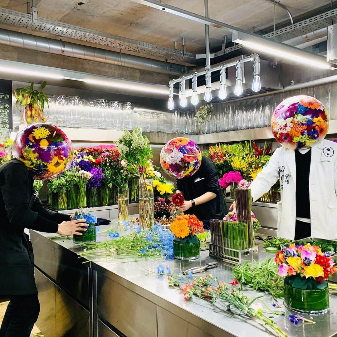 のインスタグラム：「We’re all in this together. Just do the best we can right now, and we’re always praying for everyone with flowers.  みんなでこの厳しい状況を乗り越えるぞ！俺たちは花で祈り続ける！  #azumamakoto #shiinokishunsuke #amkk #amkk_project #jardinsdesfleurs #stayathome #besafe #bestrong #東信 #東信花樹研究所」