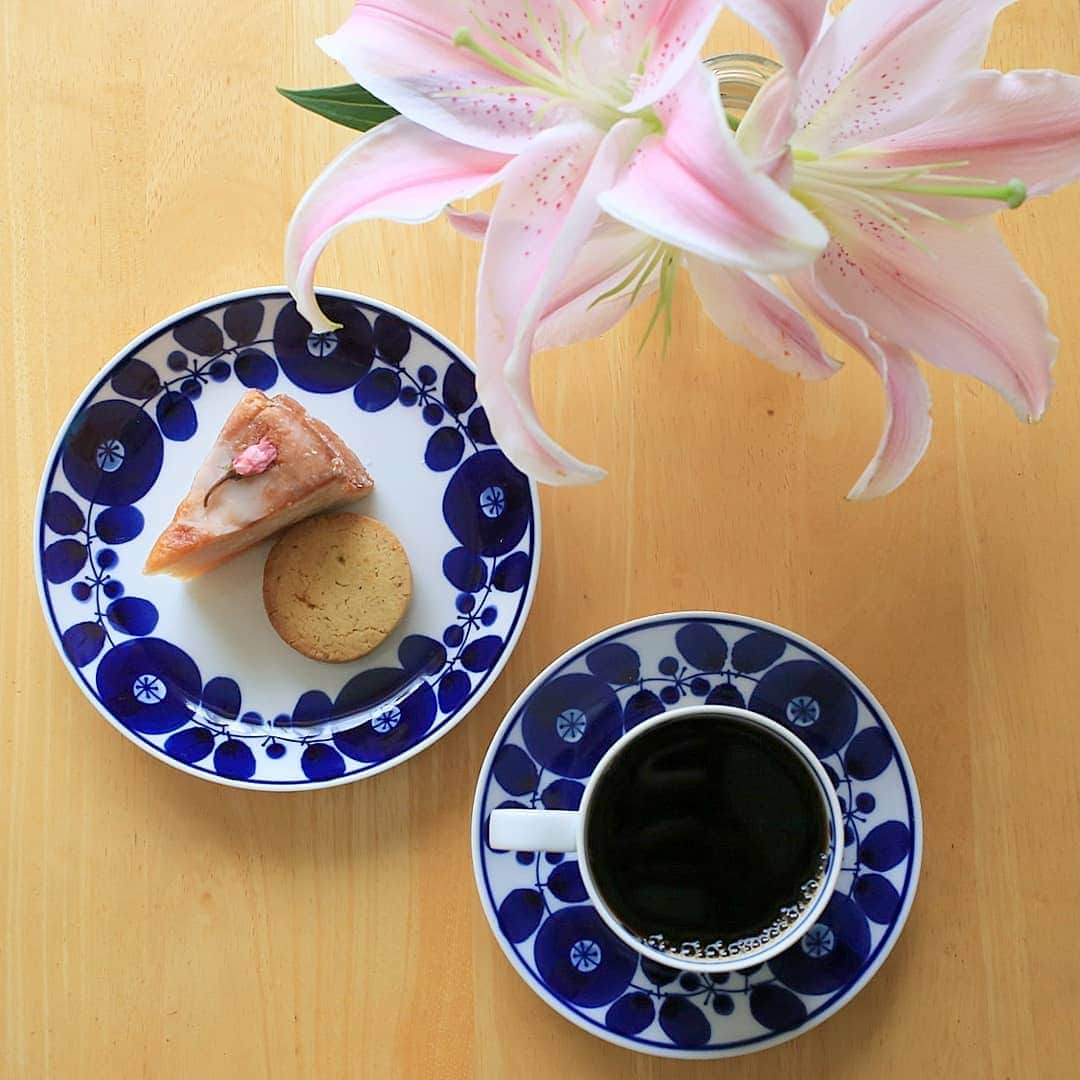 く～のインスタグラム：「おはようございます🌧️ 自宅待機な月曜日。  昨日の日曜喫茶のおやつを少しずつ。これ美味しいなー🌸桜を余すところなく楽しめました。  #おうち時間 #おうち喫茶 #おうちカフェ #白山陶器 #お菓子 #コーヒー #ケーキ #焼菓子 #おやつ #器 #美味しい #日曜喫茶 #sweets #sweetooth #stayhome #cake #coffee #coffeelovers #foodphotography #foodpic #igersjp #tokyocameraclub #dessert #delicious #yummy」