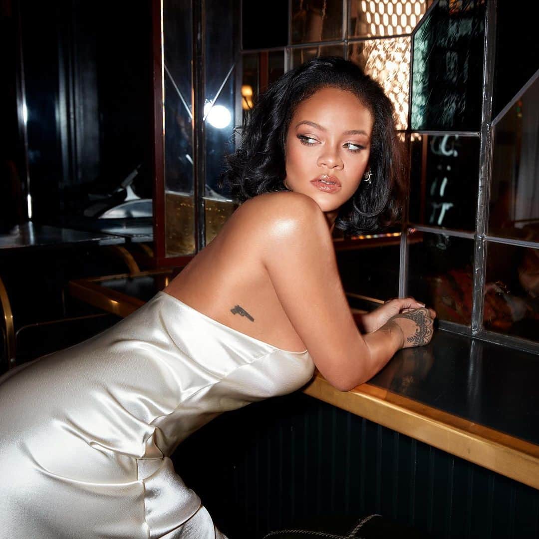 リアーナのインスタグラム：「FT calls finna be next level! Get into this @fentybeauty cream blush and cream bronzer that just melt into your makeup to really look like skin, or for days like these where your bare skin could use a lil glow and fresh color 🥰😚 I also created a  new Face Shaping brush to help you apply effortlessly. Get it now at fentybeauty.com, @sephora, @harveynichols and #SephorainJCP.」