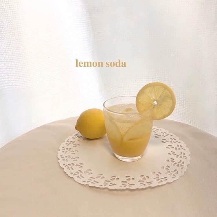 bis_web bis [ビス] さんのインスタグラム写真 - (bis_web bis [ビス] Instagram)「﻿ 🍋 𝑳𝒆𝒎𝒐𝒏𝒂𝒅𝒆 🍹﻿ ﻿ しゅわ～っと甘酸っぱいレモネードでリフレッシュ◎﻿ 炭酸水にレモンを絞って、蜂蜜などで甘さを調節したら完成です🍋🌱﻿ ﻿ ﻿ 𝑻𝒉𝒂𝒏𝒌 𝒚𝒐𝒖!﻿ @__this.is.yukiko__ ﻿ @mimi_fille1020﻿ @miii_ennui﻿ @12ayk07﻿ @yuu__1998 ﻿ @mag_tataki ﻿ @suu___1226 ﻿ @___rose.k ﻿ ﻿ ﻿ #レモネード #レモンソーダ #レモン #スイーツ #蜂蜜レモン #おうちカフェ #おうち時間 #homecafe #bis_web」4月20日 9時00分 - bis_web