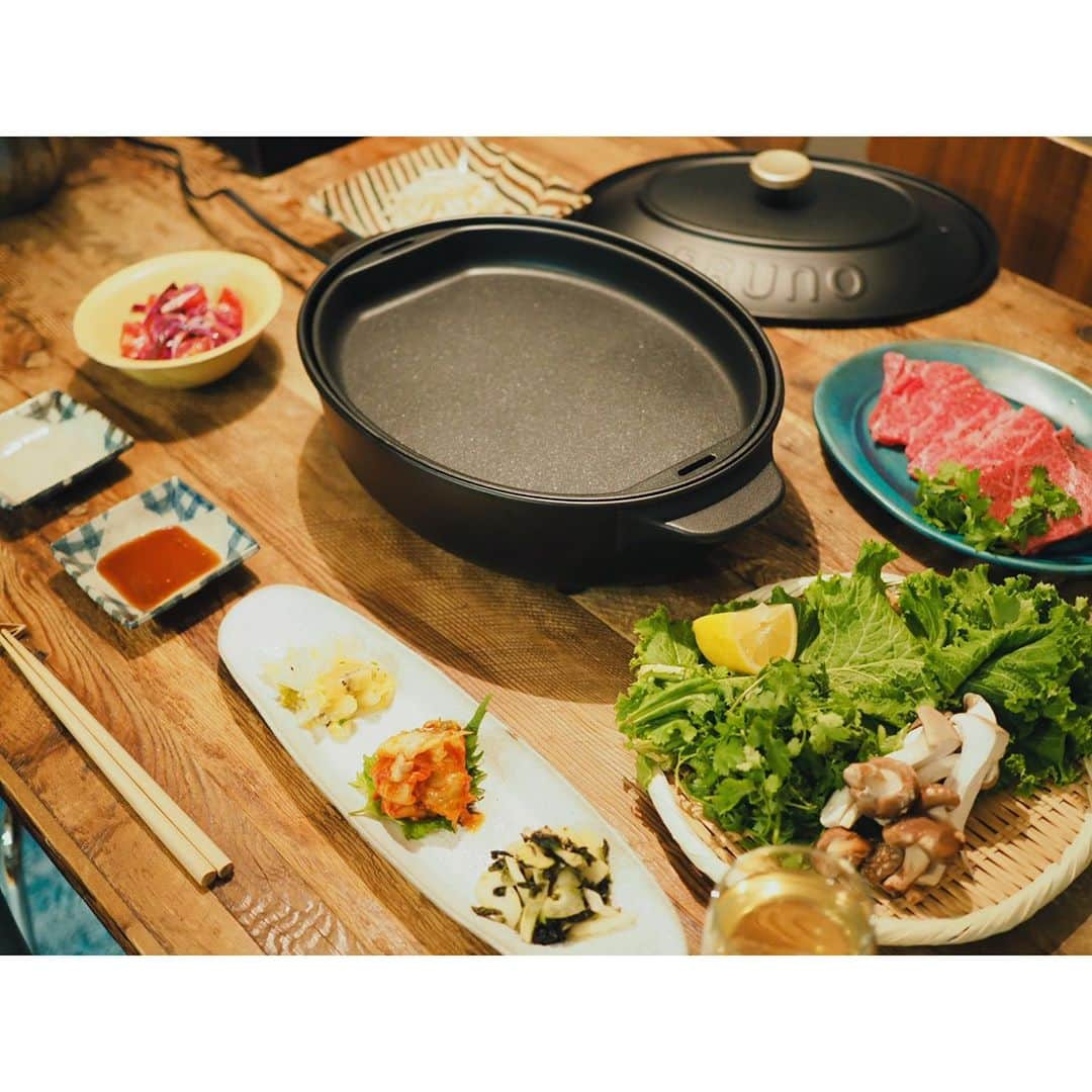 高山都さんのインスタグラム写真 - (高山都Instagram)「おうちで焼肉ナイト🥩  昨日は天気も良くて、なんだか心も身体も軽くしたくって、16km走ってきました。 人混みを避けながら(公園すごい人で…すぐ出た)いつもより遠くの景色、春がすすむのをぼんやりと河川敷で眺めてたらスッキリした。  よく頑張って走ったし…と、帰りに少し良いお肉を買ってみた。(小さな贅沢も心を豊かにする) オーバルのホットプレートは@bruno_enjoy のもので、最近我が家に迎え入れました。 うちの食卓にめっちゃ馴染むサイズ感やデザイン、そして使いやすさ！めっちゃ良いです。  作ったのは、もやしのナムルと、紫キャベツの梅トマト和え、セロリの塩昆布と海苔和え。 あとは、テーブルでジュージューと焼く。  インスタライブでご覧いただいた皆様にも、音は伝わってたね。笑 そして、心配いただいてた匂いは全然、部屋に残ってない。 葉っぱにお肉とキムチとパクチーを巻いて食べるのが美味しかったなー。  が、半分以上お肉が残ったので(37歳、肉はもうそんなに食べられない…)冷凍しちゃうかな。  そのあとは、YouTubeにて公開されたMr.ChildrenのLIVEを。 なんか、ずーーっと愛される大きな存在の強さと優しさを感じれた。 すごいな、ミスチル。元気出たわー。笑 そんな方はめっちゃ多いんじゃないでしょうか。 まだ観てない方はぜひ！ ワタシもフォロワーさんに教わりました。(ありがとう！) さて、今夜はこのホットプレートでお好み焼きを作ろう。  #みやれゴハン #おうちごはん　#bruno #焼肉」4月20日 9時01分 - miyare38