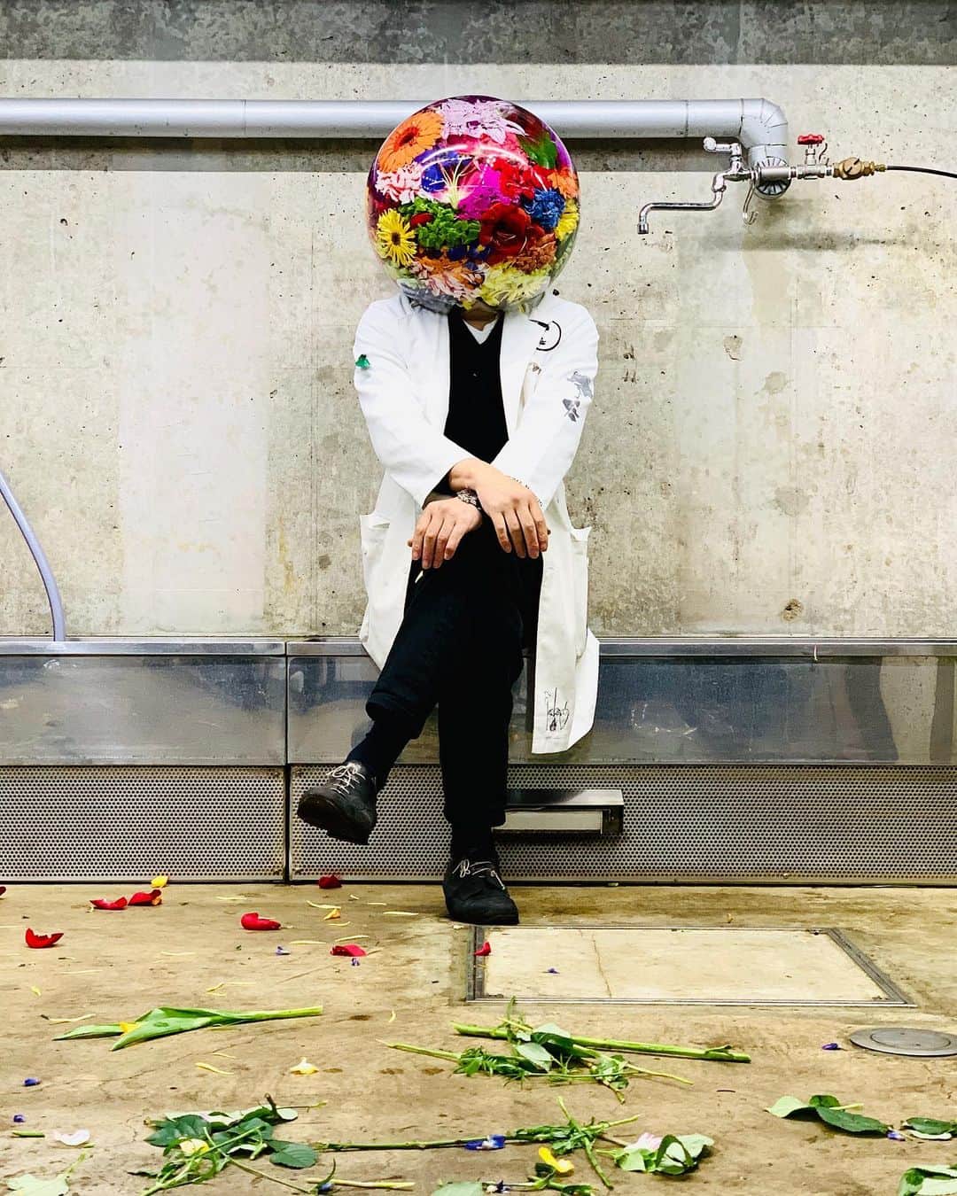 椎木俊介のインスタグラム：「We’re all in this together. Just do the best we can right now, and we’re always praying for everyone with flowers.  みんなでこの厳しい状況を乗り越えるぞ！我々は花で祈り続ける。  #azumamakoto #makotoazuma #shiinokishunsuke #amkk #amkkproject #東信花樹研究所 #東信#stayathome #staysafe」