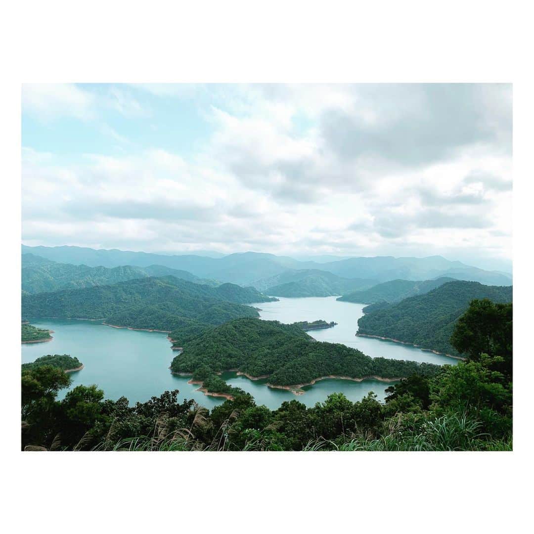 田中千絵さんのインスタグラム写真 - (田中千絵Instagram)「おはようございます。 今日の台北は、 曇りぎみな朝を迎えています☁️ 。  ここは、 ある日に訪れたワニ島という場所。 見た目がワニの形に見えませんか？🐊 ちなみに、 ワニ島の周りにある湖は、 翡翠ダムの千鳥湖です。 湖と雲のコントラストに、 とても癒されてきました。  台湾には、 ガイドブックに載っていなくても 素敵な場所はまだまだたくさんあります。 コロナが落ち着いたら、 ぜひ遊びにいらしてくださいね！  みなさんの心が、 少しでも癒されますように。 今日も健やかにいきましょう^ ^ . Have a beautiful day!!!!! . 早安。 今天的台北迎接陰天的早晨☁️ 。  最近的某一天去了石碇鱷魚島。 看起來真的很像鱷魚耶！ 好有趣啊🐊  這一天的翡翠水庫千島湖 和雲朵的色彩及氣氛好療癒， 想分享給大家。  台灣還有很多 沒在旅遊書介紹的很棒的地方。 等疫情過了， 非常歡迎大家來台灣玩喔！  祝福大家今天也有個美好的一天^ ^ . . . #台湾 #taiwan  #台湾旅行 #taiwantrip #exploringtaiwan  #ワニ島 #石碇鱷魚島  #翡翠水庫千島湖  #コロナが早く終息しますように  #prayfortheworld  #台北と東京の生活  #中国語」4月20日 9時44分 - chietanaka817