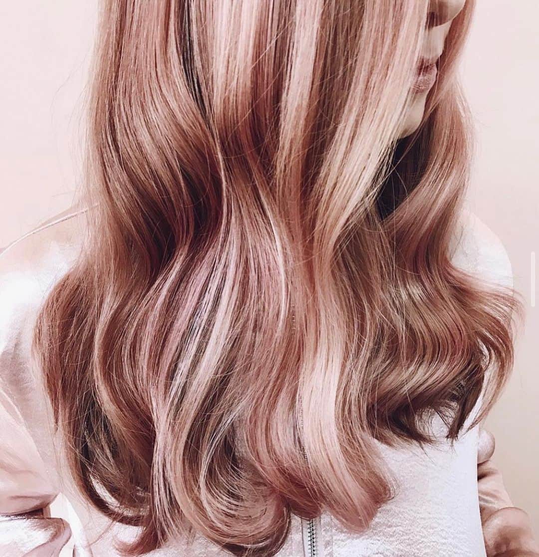 Kristin Essのインスタグラム：「Tbh, I really didn’t see pink hair becoming our best seller (next to glosses) during quarantine but IT HAPPENED 🤷‍♀️🦄 I know we’re getting low on stock at some stores and in some cities even when ordering online. I promise we’re trying to get it back in stock ASAP! 🤍 In the meanwhile I’m really enjoying seeing all of your photos in my tagged feed. ✨ Also... I feel like I should make a pink gloss for a slightly longer lasting option- what do you think?」
