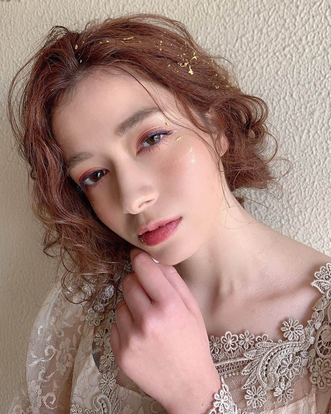 RabichePowのインスタグラム：「顔の金箔は撮影用に後で付けられたもの😂 . アイメイクの オレンジのシャドー✖️パープルラインにはまってる❤️ . 楽しむ気持ちを込めて♡ . この組み合わせしてるの 無いかなって思ってやってみてから 気に入って自分もしてる🤣💕 . 加工なしiPhone撮影だから トッシーカメラの撮影用メイクなので ちょっと濃く見えるかな？😊✨ . ちなみに会長のお店　TRUNKで やまだんごさんがいらっしゃるときに @yamada_ambos  一緒に撮影させて頂きました❤️ @yoooheeey  ありがとうございました❣️ . . 楽しかったなー💕 . #rabichepow#ラビッシュポー#ヘアメイク#結婚式#出張ヘアメイク」