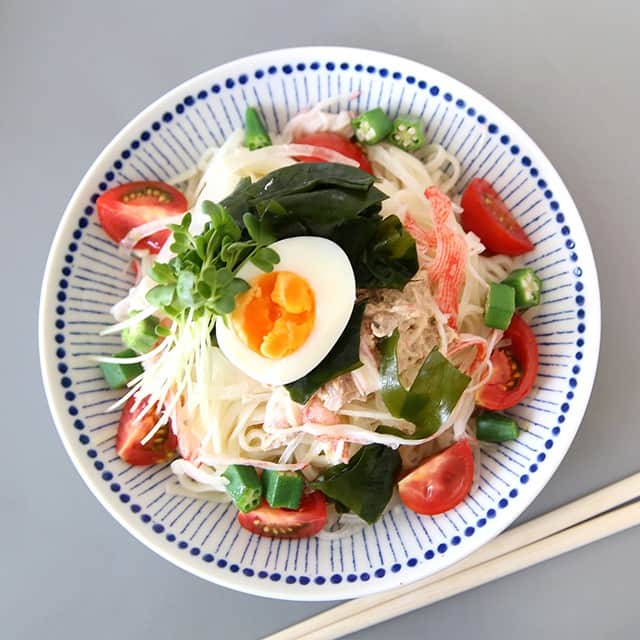 キナリノさんのインスタグラム写真 - (キナリノInstagram)「. ＼キナリノモール／カネ定製陶｜蒼十草　皿/鉢（あおいとくさ） . －－－－－－－－－ 古くから日本で親しまれてきた「十草模様」を食卓に . 日本の陶磁器生産の6割のシェアを誇る岐阜県の美濃地区の中にある、明治2年創業の「カネ定製陶」が手がける"蒼の器シリーズ"の『蒼十草(そうとくさ)』。縦縞(ストライプ)に描かれたデザインで、古くから日本で親しまれてきた模様の一つです。 カネ定製陶では、釉薬を塗る作業や絵付けなどは人の手で行っているため、温かみが感じられる器ばかりが揃います。こちらの蒼十草も、手描き感たっぷりに描かれた縦縞と水玉が、可愛らしいですね。 プレート、小ボウル、麺鉢/大ボウルのご用意がございます。 用途に合わせて、じっくりお選びください＊ . －－－－－－－－－ https://kinarino-mall.jp/item-1656 . . ▶画像をタップすると詳細情報をご覧いただけます。 . ▶プロフィールの「インスタ掲載」ボタンから、ご紹介商品をまとめてご覧いただけます。→@kinarino_official . ▶キナリノアプリでも販売中！ 「お買いもの」→「インスタグラム掲載アイテム」 ※ダウンロードはプロフィールリンクから→@kinarino_official . . #キナリノモール #キナリノ #丁寧な暮らし #暮らし #お皿 #プレート #麺鉢 #ボウル #食卓 #うつわ #器 #陶芸 #食器 #シンプル #カネ定製陶 #蒼十草 #KOZLIFE #dishes #plate #dishes #Tableware #simple #table #Tablecoordinates #instagood .」4月20日 10時00分 - kinarino_official
