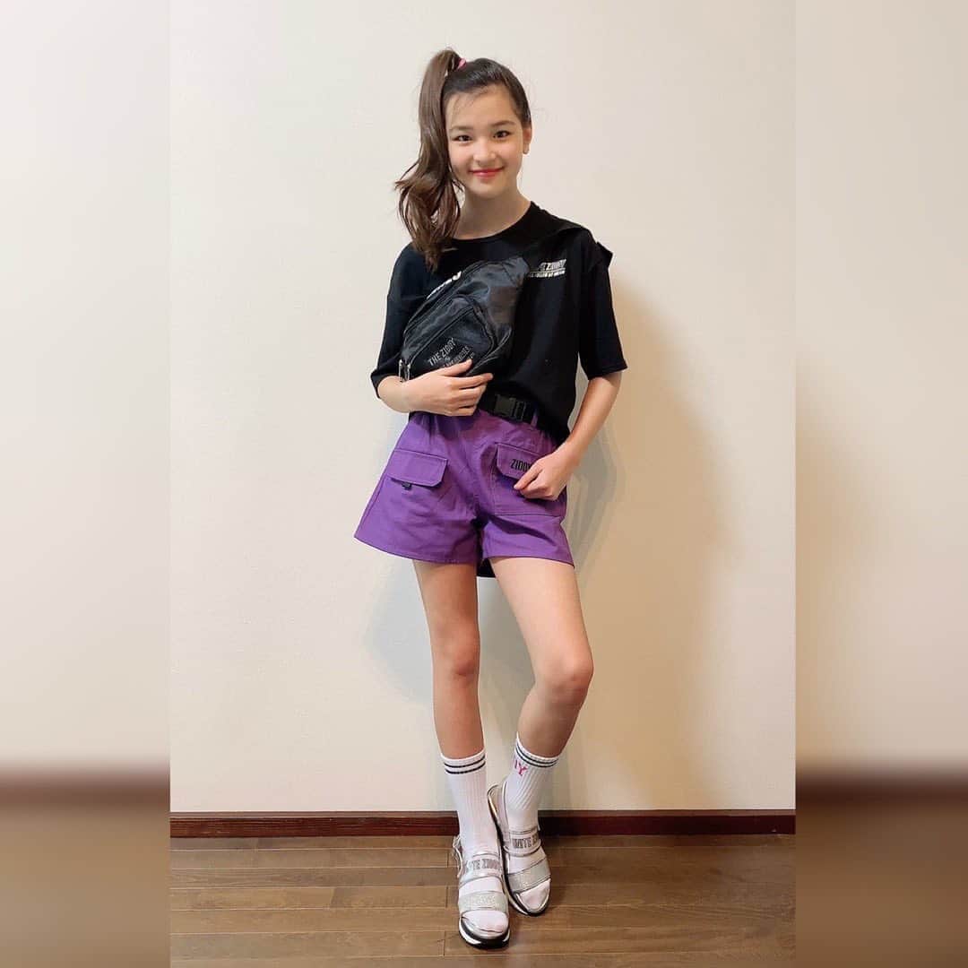 ニコ☆プチのインスタグラム：「👗✨👠👒💎﻿ ﻿ ﻿ 今日は #おうちでファッションショー に挑戦❣️﻿ 聖愛はオシャレでCOOLなZIDDYでキメてみたよ😊✨﻿ 前から見るとシンプルだけど、後ろ姿がとっても可愛いくてキュートなの😍カラフルなソックスにサンダルを合わせたのがポイント💕﻿ プチコレは中止になっちゃったけど、みんな #ネットプチコレ に参加して盛り上がろー✊✨﻿ みんなの投稿、楽しみにしているね❣️﻿ ﻿ ﻿ マリアより♡﻿ ﻿ ﻿ ﻿ ﻿ #ネットプチコレ﻿ #おうちでファッションショー﻿ #ニコプチ﻿ #浦田聖愛」