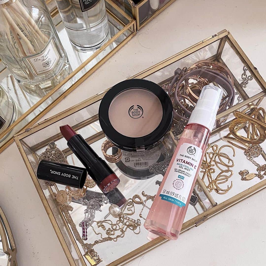のインスタグラム：「4/9からTHE BODY SHOPでスキンクーリングジェルミスト Eが新発売したよ！ 中身はジェルなのにスプレーした瞬間にミストに変わってお肌がもっちりするような使い心地で、ボトルがスリムだからバッグにもすっぽり入ってサイズ感完璧…(これ結構大事だよね？？)だからいつでもどこでも水分補給できる感じ、しかも化粧の上からミストしてもヨレないのが◎！ ちなみにこの日はTHE BODY SHOPのパウダーとリップでメイクしてみたよ！パウダーは私が大好きなティーツリーの成分が含まれてる&毛穴にも詰まった感じがしないしかなり良い。リップは私が持ってるリップと組み合わせてグラデーションぽくしたよ❤️ _ _ _ #ボディショップ #thebodyshop #PR #スキンケア #スキンケアマニア #スキンケア用品 #スキンケア紹介 #美容好きな人と繋がりたい #美容液 #美容 #美容垢 #おすすめコスメ #コスメ購入品 #コスメレポ #コスメ紹介 #肌質改善 #肌ケア #肌再生 #肌改善 #ミスト #パウダー #リップ」