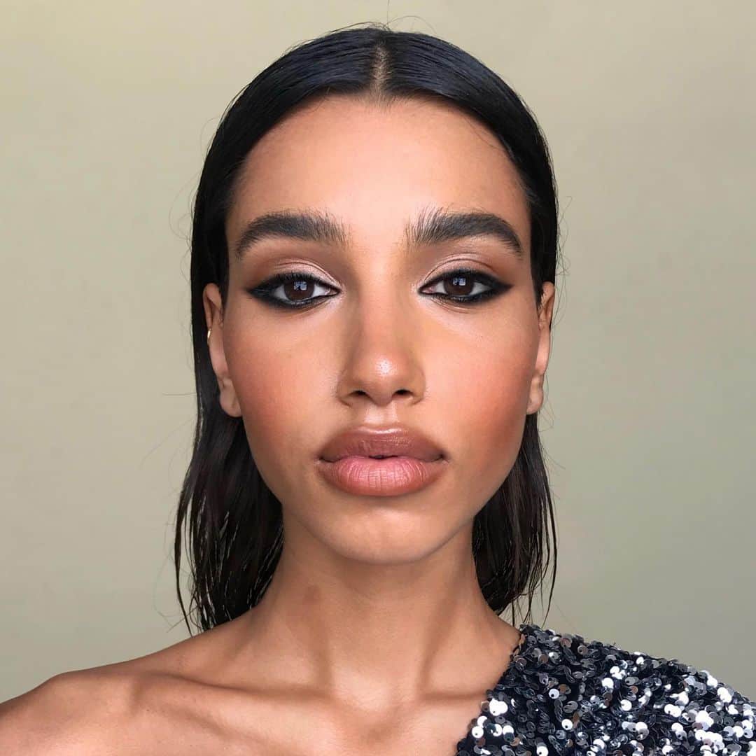 Ania Milczarczykのインスタグラム：「If you’ve already tried to fix your liner a few times and still can’t get it, lol don’t let it win.. pretend it was meant to be a smudged liner look. Ps GET ME BACK TO WORKKKKKKK @chiarasampaio」