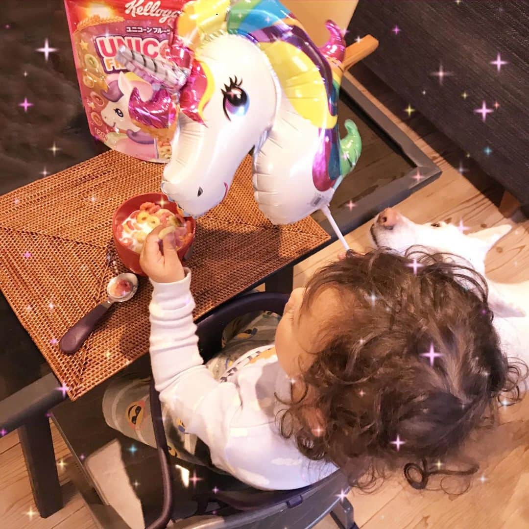 森泉さんのインスタグラム写真 - (森泉Instagram)「Feeding her unicorn 🦄✨ エバがやきもち🤣」4月20日 10時40分 - izumi.mori