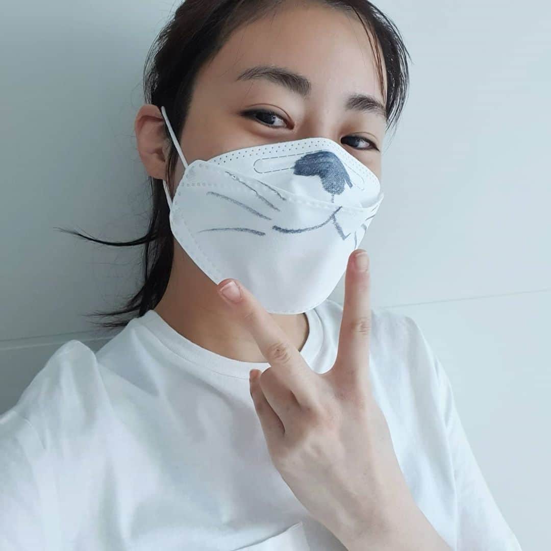 カン・ソラのインスタグラム：「#댕댕이냐 #냥냥이냐  조금만 더 힘냅시다!  It's a tough situation, but let's cheer up a little bit more!」