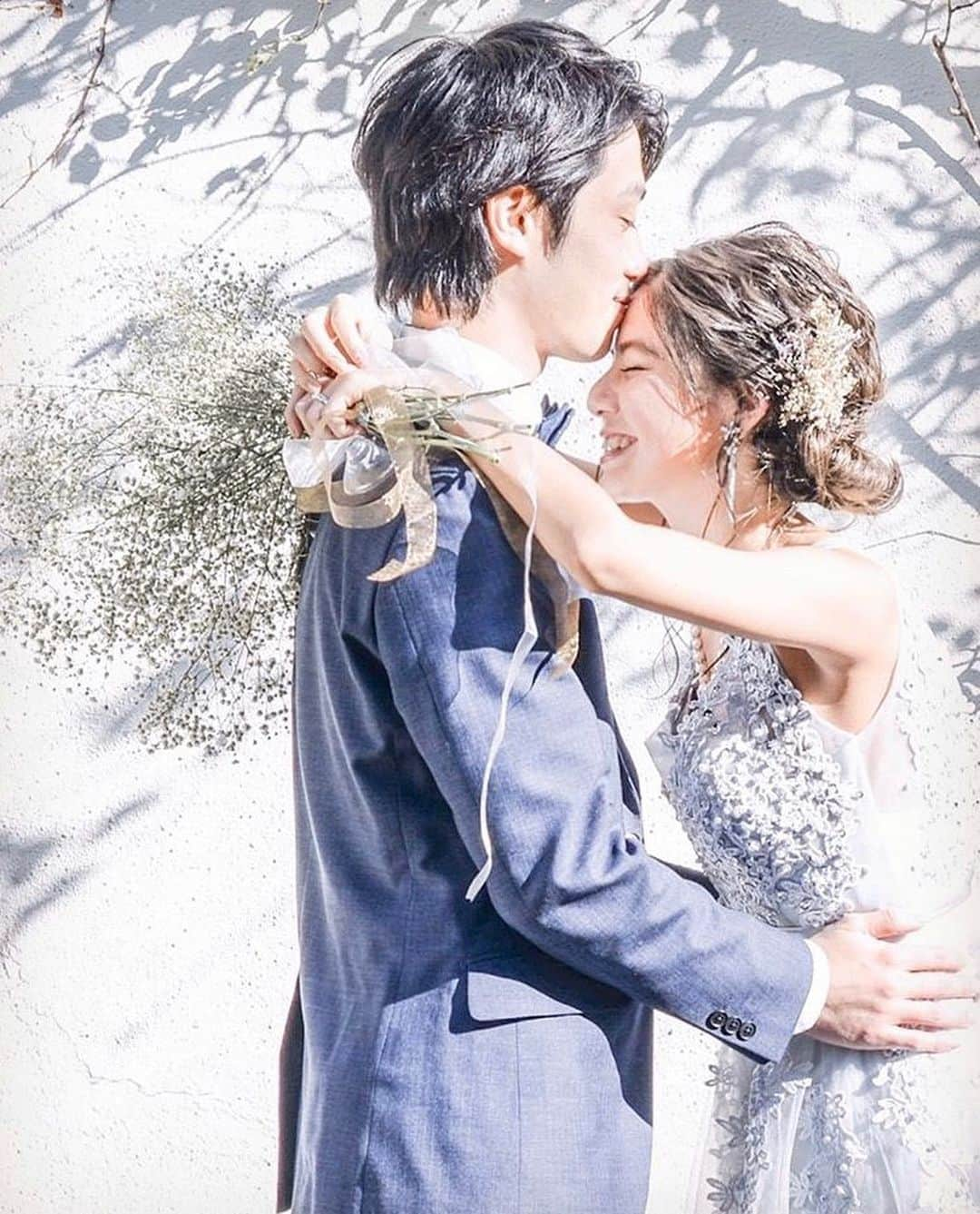 プレ花嫁の結婚式準備アプリ♡ -ウェディングニュースさんのインスタグラム写真 - (プレ花嫁の結婚式準備アプリ♡ -ウェディングニュースInstagram)「参考にしたい♡おしゃれ花嫁さんの素敵なウェディングフォト9選💕 . . ➸➸➸➸➸➸➸💒➸➸➸➸➸➸➸ 本当の料金がわかる✨ ウェディングニュース式場検索 👰 . アプリ： @weddingnews_editor web版： @weddingnews_concierge ➸➸➸➸➸➸➸➸➸➸➸➸➸➸➸➸ . . こちらのお写真は #卒花嫁 @arii_m36 さんからリグラムさせていただきました🌟ありがとうございました😊✨ . . どれもおしゃれで憧れちゃう♡arii_m36さんの #ウェディングフォト 💕 . カバーは #お色直し コーディネートです💜✨ . くすみがかったパープルの #カラードレス にブルーの #ブーケ 💐💕 . #新郎 さんは光沢感のあるネイビーの #タキシード 💙 . 色味の系統を合わせたおしゃれな #新郎新婦 コーデに仕上がっていますよね😍♩ . おふたりの幸せそうな表情がとても素敵です💕💕 . ほかのフォトも素敵なので、ぜひスワイプ👉🏻してみてくださいね✨ . . . ＼📷投稿お待ちしています／ . 花嫁はもちろん、業者さんも大歓迎✨ アナタのお写真をご紹介してもOKという方は、ぜひ #ウェディングニュース にお写真を投稿してください💕 . . ⬇︎関連アカウント⬇︎ . 🕊メインアカウント 【 @weddingnews_editor 】 . 💒インスタグラムで式場探し 【 @weddingnews_concierge 】 . 👰花嫁から式場探し 【 @weddingnews_brides 】 . . その他、編集部からの連絡専用 @weddingnews_contact や、スタッフ個人の連絡用として @WN_xxxx（xxxは個人名）があります💕 . . …………………………… ❤️ウェディングニュースとは？ …………………………… . 花嫁のリアルな”声”から生まれた、花嫁支持率No1✨スマホアプリです📱💕 . . 🌸知りたい… #結婚式準備 に役立つ記事を毎日150件配信中♩ . 🌸見たい… インスタの #ウェディング 系投稿TOP100が毎日チェックできる＊IG画像の複数ワード検索も可♩ . 🌸叶えたい… 式場をはじめとした  #結婚式 関連の予約サイトが大集合♩ . 🌸伝えたい… 自分の結婚式レポ『マイレポ』が簡単に作れる♩卒花嫁のレポが読める♩ . . @weddingnews_editor のURLからDLしてね✨ . . #プレ花嫁 #結婚  #花嫁 #ウエディング  #プレ花嫁準備 #2020秋婚 #ウェディングドレス #2020夏婚 #披露宴 #ドレス #2020春婚  #結婚式レポ #ラプンツェル #プロポーズ #婚約 #入籍」4月20日 21時27分 - weddingnews_editor