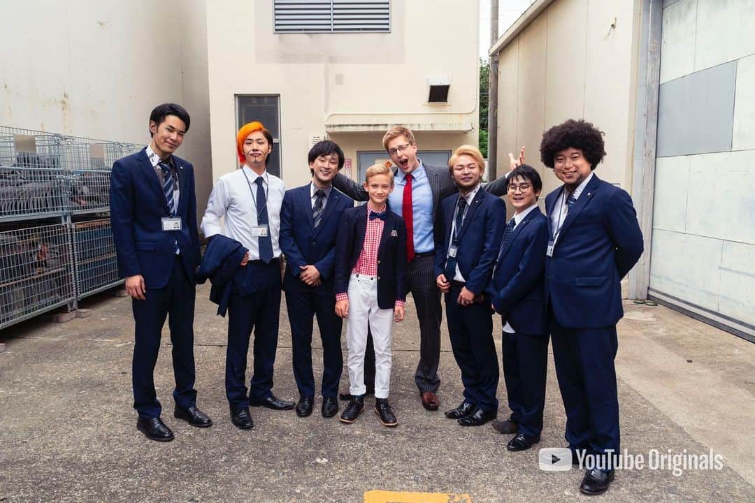 としみつのインスタグラム：「東海オンエアYouTubeOriginals作品、「株式会社グレーゾーンエージェンシー」第5話！公開されています！  ゲストは厚切りジェイソンさん！ 英語が話せない僕らが必死にもがく姿をご覧ください…  ありがとうございました！  #厚切りジェイソン さん #東海オンエア  #youtubeoriginals」