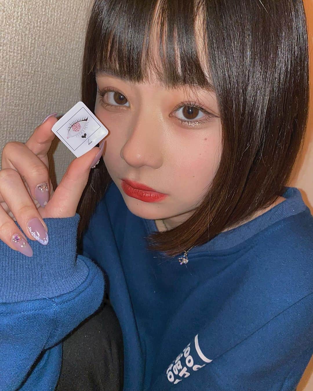 かれんのインスタグラム：「･ ･ この度karen.は！！！ ･ オリジナルグッズを制作しました‪‪☺︎‬ ･ まずは私がデザインしたピンバッチ❤︎ ･ 筆箱とかポーチとか… ･ 何につけても丁度いい大きさなので是非チェック❤︎ ･ ･ BASEっていうアプリで販売するよ~ ･ ･ ハイライトからのURLからでも飛べるよ‪‪☺︎‬‬ 販売スタート開始時間は ･ 4/22(水) 18:00~ ･ です❤︎ ･ ･ 是非オソロにしてね❤︎ ･ オソロにしたら教えてね❤︎ ･ ･ 手書きメッセージ付きです‪‪☺︎‬ 私が一つ一つ手作業で愛を込めて梱包＆配送しました. ･ 沢山みんなの事を想いながら考えたので是非お揃いにして欲しいです٩(*´︶`*)۶」