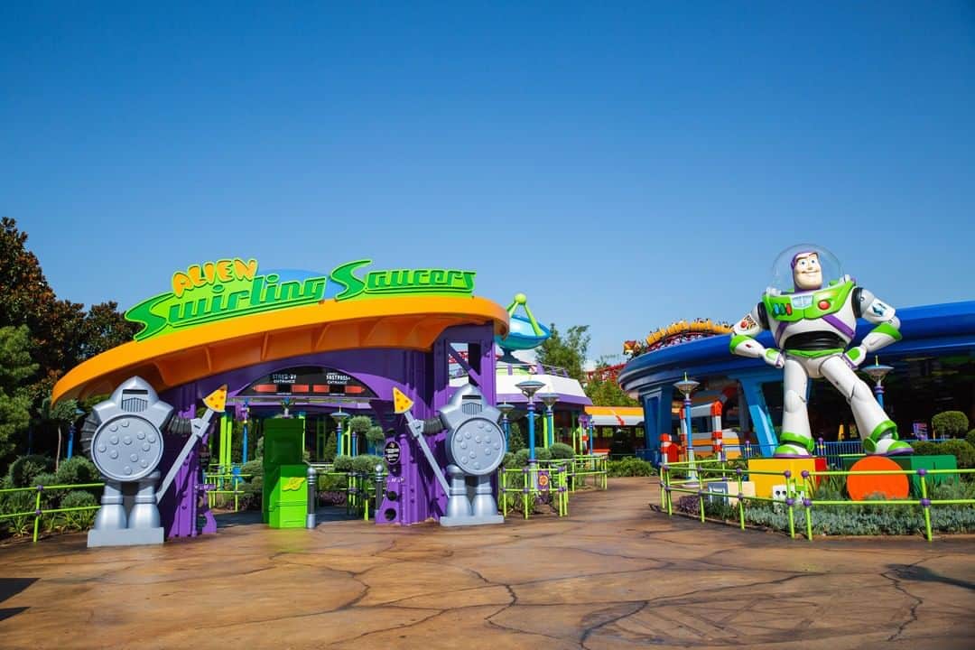 Walt Disney Worldのインスタグラム：「"The important thing is that we stick together." - Buzz Lightyear - From our Toy Story sunrises ☀️ to yours, good morning and have a magical Monday!  #DisneyMagicMoments」