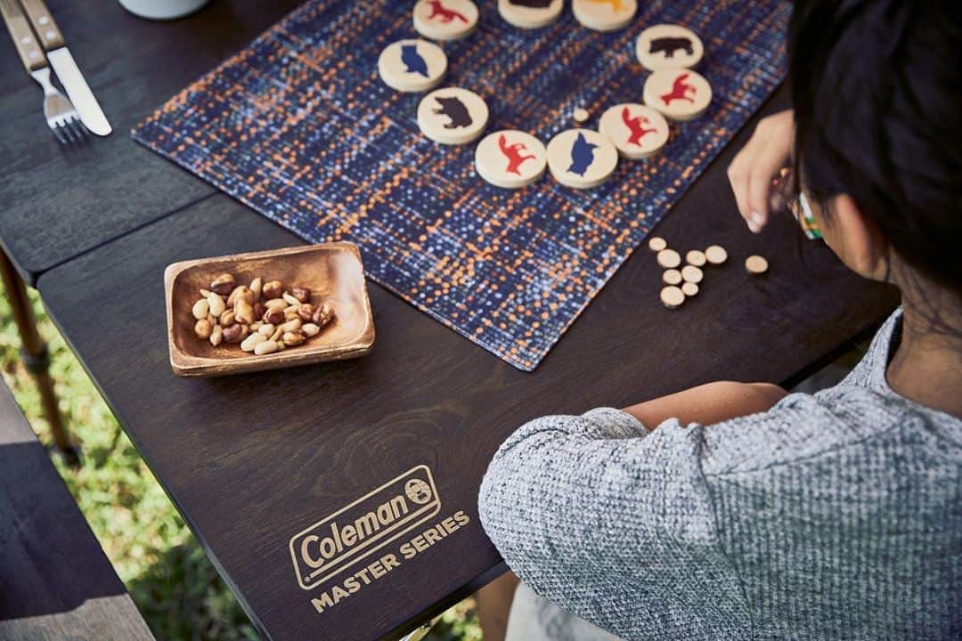 Coleman Japanのインスタグラム：「シーンやスタイルに合わせて選べるバタフライテーブル。  重厚感のある、落ち着いた木目調のデザインはインテリア🏠としてもおすすめです✨ ・ ・ ・ #灯そうColeman #灯そうコールマン #灯そう #Coleman #コールマン #Tent #テント #Camp #キャンプ #Outdoor #アウトドア #マスターシリーズ #コンフォートマスター #バタフライテーブル」