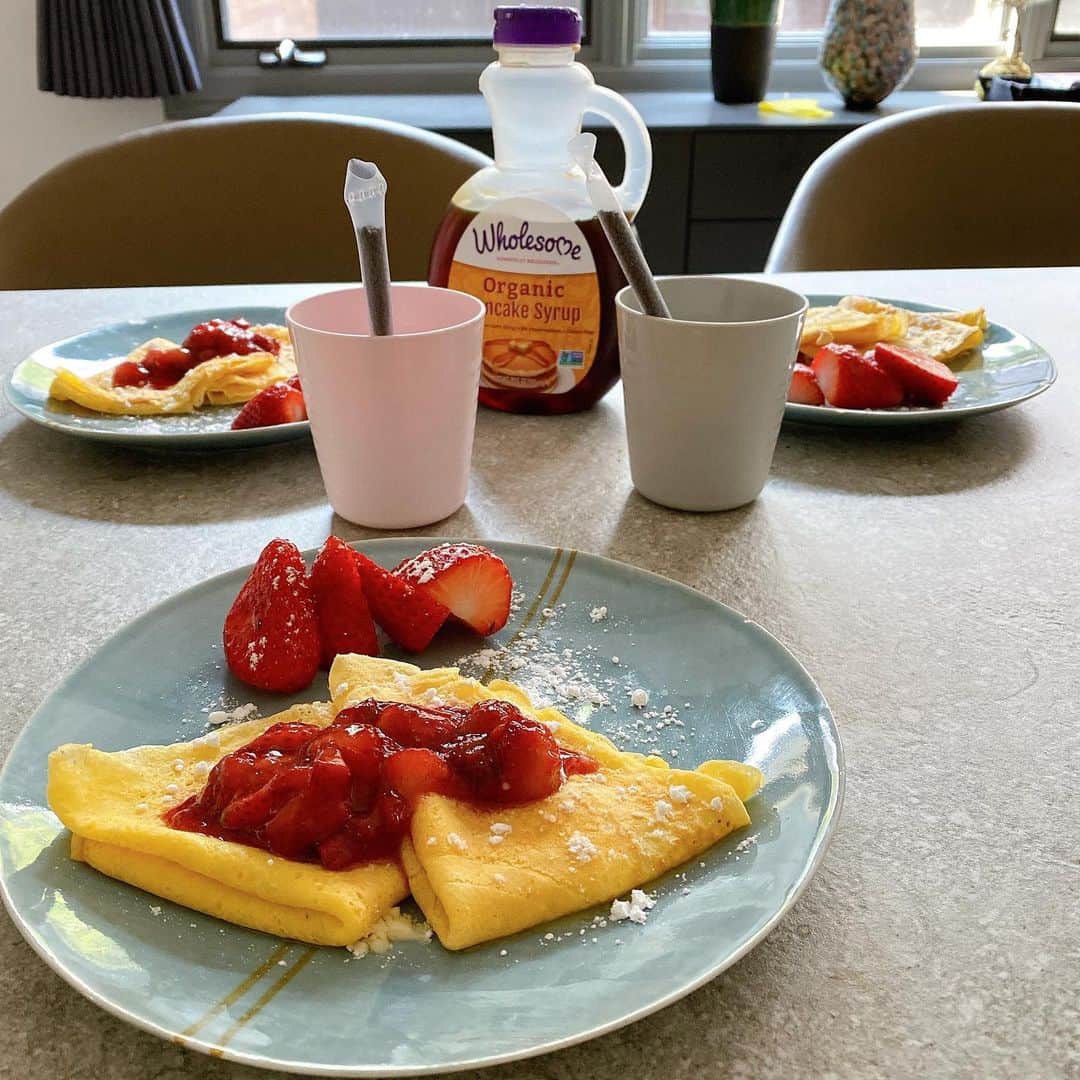 西山美希子さんのインスタグラム写真 - (西山美希子Instagram)「こどもたちの大好物なクレープ。手作りイチゴジャムと一緒に😋おいしーーー❤️一日中作っては食べて、ぶくぶく太り続けてます…」4月20日 20時03分 - mariaclove