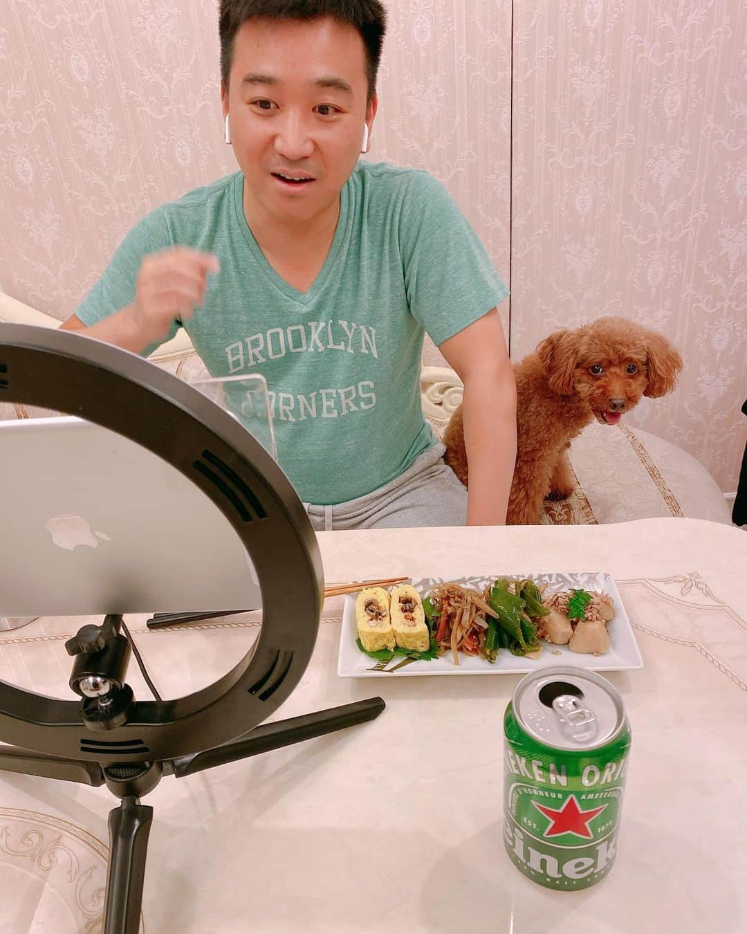 SHINOさんのインスタグラム写真 - (SHINOInstagram)「今からzoomでYouTube始まりまーす♬ #たむらけんじどり https://youtu.be/XcW2R9IGBS8 #今日のおつまみ #喜多郎寿し  #テイクアウト #お寿司屋さんのおつまみ #いつもの #ハイネケン　と #お風呂あがり #オンライン飲み会 #のぞいてみてね♡ #ワイヤレスホン #取ったら音が出る！ #って驚いてる #AirPods  #すごさ初体験 #いちごちゃんの表情笑 #常にパパの横にいる」4月20日 20時04分 - shino0605