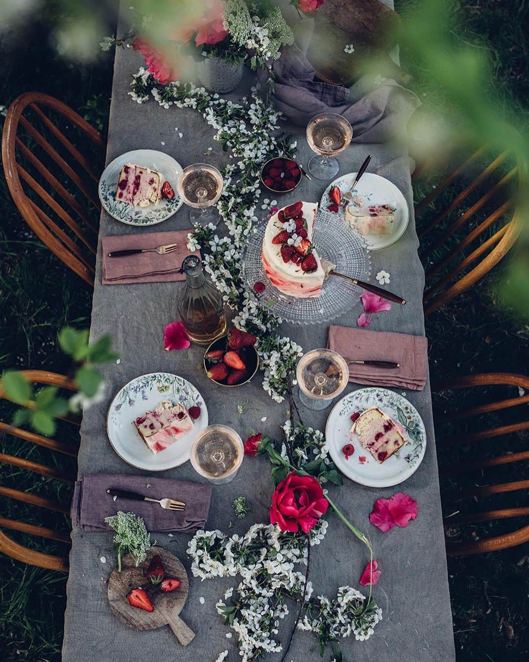 Our Food Storiesさんのインスタグラム写真 - (Our Food StoriesInstagram)「From a gathering in the garden last spring with our favorite gluten-free strawberry cake 🍓😋 Get the recipe on the blog, link is in profile. #ourfoodstories  ____ #strawberrycake #glutenfreerecipes #glutenfri #glutenfrei #gatheringslikethese #tablesetting #tabledecor #tabledecoration #springiscoming #springmood #countrylifestyle #countrysidelife #countrysideliving #fellowmag #germanfoodblogger #foodstylist #foodphotographer #simplejoys」4月20日 20時04分 - _foodstories_