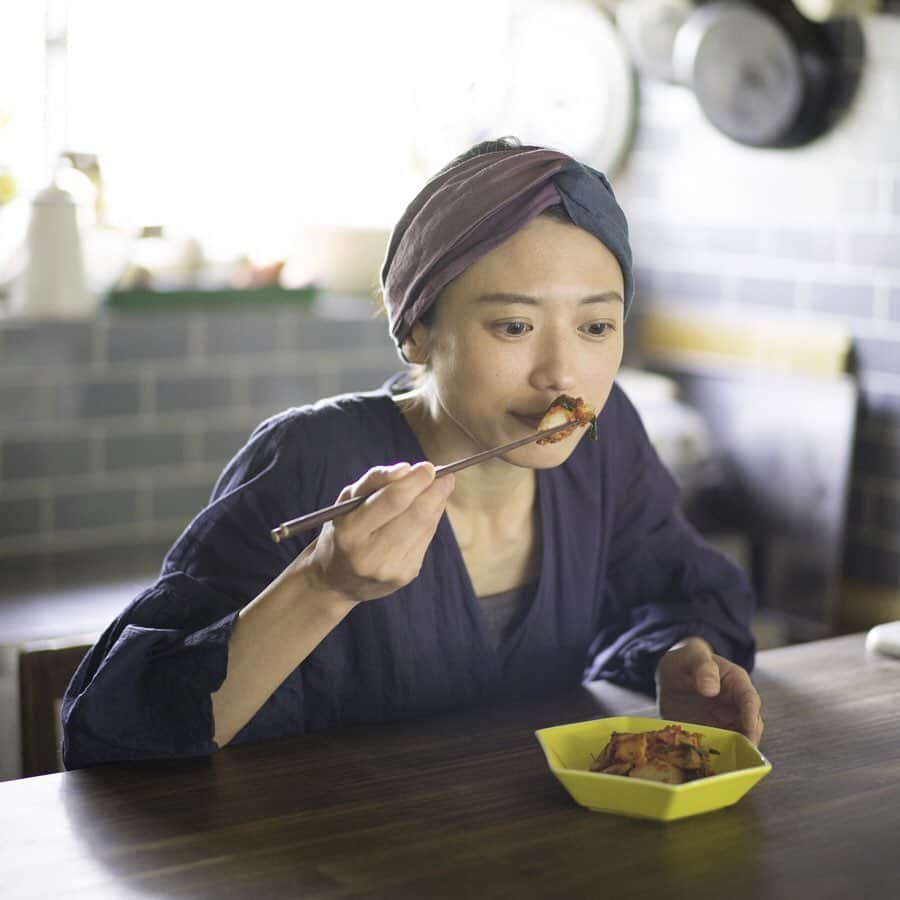 kaicoのインスタグラム：「食べる前に匂い嗅いじゃう…  毎日のご飯作りシンドイ時もありますよね  だからわたしは 「おつかれわたし！ ありがとう！かいちゃん！ まじで偉い！ 素晴らしすぎる！」 を、口に出して連呼します  元々もほとんど外食をしない二人ではあるけど なんか最近ますます自分を褒めてる  この日々に 自分で自分に感謝して  よし！また美味しいご飯を作ろうとモチベーションを上げています  口に出すのおススメです😊  #白菜 #白菜とわたし #Chinesecabbage #〇〇とわたし  #me #vegitable #delistagram #delistagrammer #food  #art #野菜 #旬  #ときめき #sparkjoy #DIY #photooftheday #自然光 #自家製キムチ #キムチ作り #季節の手仕事 #photoshooting #husbandphotographer  #嫁グラフィー #嫁グラフィーの嫁 #ヨメグラフ #甲斐麻美」