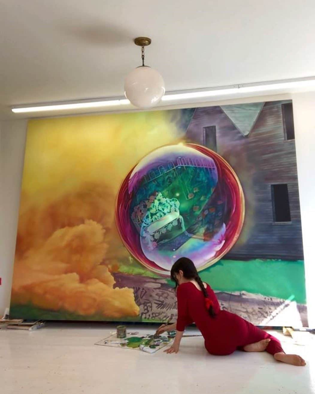 グッチさんのインスタグラム写真 - (グッチInstagram)「@arianapapademetropoulos picks up her brushes to paint bubbles in electric hues. “In my work and in life, the fantastical exists in the everyday. My house is just an extension of this; so if I can make my house whimsical, it transports me to a magical place full of possibilities. In this time I wanted to paint bubbles, and it felt like the perfect moment to finally do so.” The artist is among the talents who through creativity, convey messages of inspiration, well-being and kindness in this time to the #GucciCommunity.  #AlessandroMichele @alessandro_michele The #GucciCommunity stands behind aiding those most vulnerable in this crisis, join by donating now to the @unfoundation’s #COVID19 Solidarity Response Fund in support of the World Health Organization @who, and locally with @intesasanpaolo's #ForFunding campaign which supports the Italian Civil Protection Department #DipartimentoProtezioneCivile.」4月20日 20時09分 - gucci