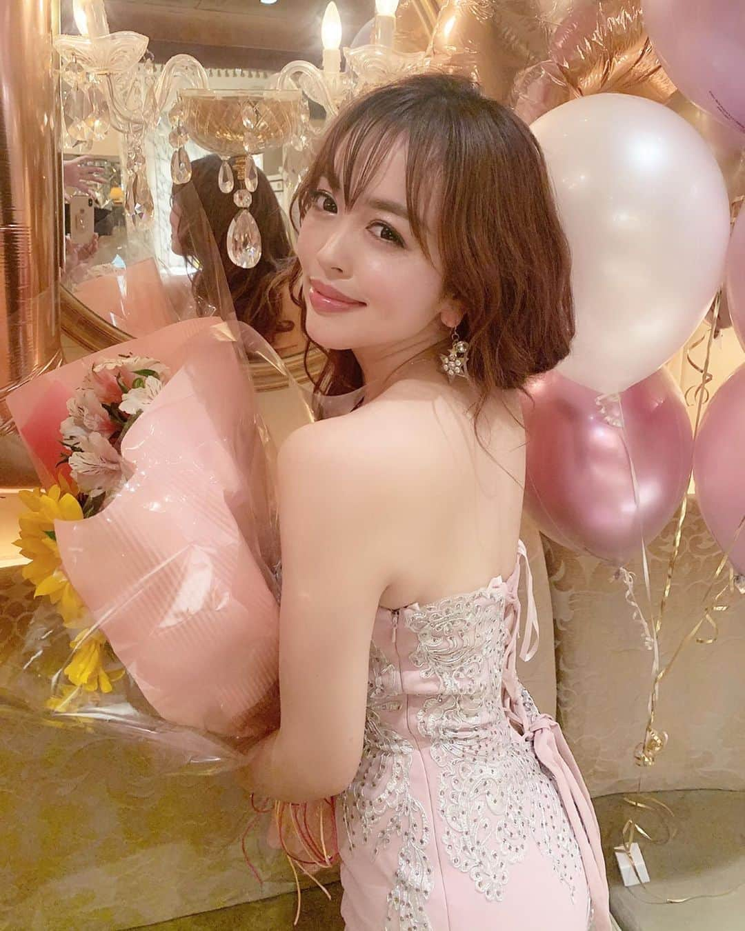 板橋瑠美さんのインスタグラム写真 - (板橋瑠美Instagram)「16th  ANNIVERSARY♡﻿ ﻿ ﻿ ﻿ 何にも考えてなかった16歳。﻿ ﻿ ﻿ 渋谷でギャルサーしてて毎日出歩いてて﻿ 声をかけられてノリで出たegg別冊manba❤️﻿ ﻿ ﻿ そこから全てが始まりました！﻿ ﻿ ﻿ ﻿ 社会のことなんも知らないから﻿ 沢山悪い大人に騙された10代ꉂ笑꒱﻿ ﻿ ﻿ ﻿ ﻿ みんなが親に守られてるときに、自分の身を自分で守り、自分で仕事やっていたから、﻿ ﻿ 気付いたらどんどん中身がしっかりしちゃって﻿ 人より早く精神的に大人にならざる終えなかった^ ^﻿ ﻿ ﻿ ﻿ ﻿ 沢山の苦労もあった分、沢山の幸せもありました^ ^﻿ ﻿ ﻿ 普通じゃ経験できないこと…沢山経験させてもらえました！﻿ ﻿ ﻿ ﻿ 改めて、こんなに続けてこれたのも、﻿ モデル、タレント、この業界が大好きだから。﻿ ﻿ 応援してくれるファンの方が大好きだから。﻿ ﻿ 自分を憧れと言ってくださる方が居るから。﻿ ﻿ 娘が、モデルをしている事を嬉しいと言ってくれているから…﻿ ﻿ ﻿ ﻿ 今年も全力で、頑張ります❤️‼️﻿ ﻿ ﻿ まだまだやらなきゃいけないこと、﻿ やりたいこと、挑戦したいこと、沢山あります♡！！﻿ ﻿ 一つ一つ、色んな思いを込めて、真心込めて、﻿ 自分を信じて、一生懸命がんばります♡！！﻿ ﻿ ﻿ ﻿ あと4年後、﻿ 20周年パーティーをもっと盛大にできるように、﻿ 4年後にもっともっとBigな人になれるように、﻿ 頑張る💪❤️✨﻿ ﻿ ﻿ ﻿ まだまだ未熟者の私ではありますが、﻿ ファンの皆さんも、関係者の皆様も、﻿ 今後とも宜しくお願い致します！！！！﻿ ﻿ ﻿ ﻿ ﻿ 2020.4.20﻿ 1th ANNIVERSARY﻿ Rumi」4月20日 20時09分 - rumi_official_0616