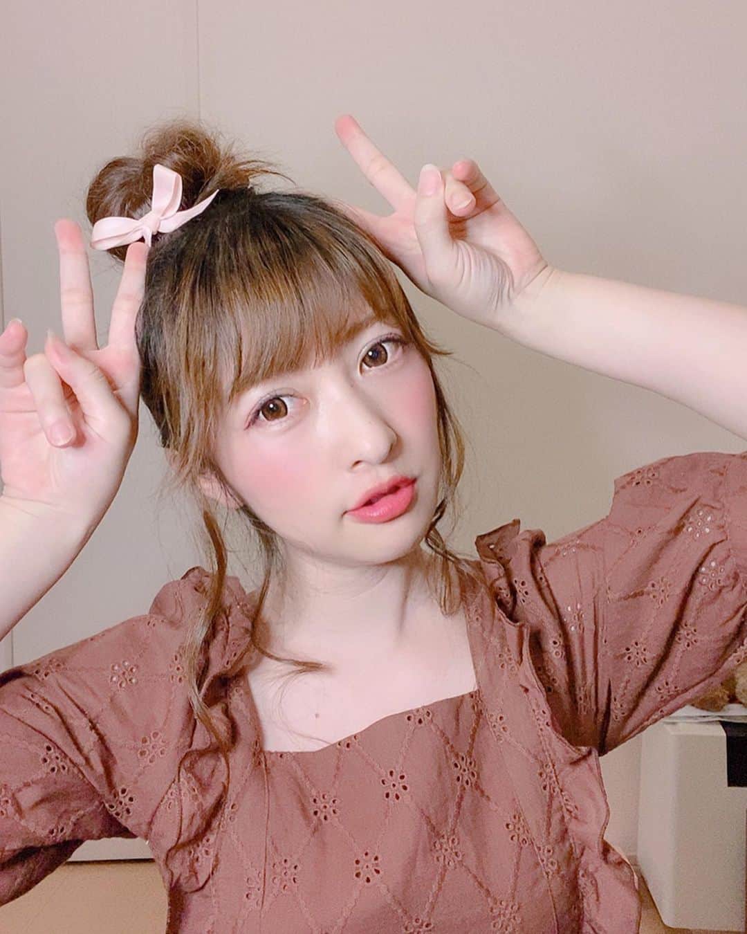 雨宮奈生さんのインスタグラム写真 - (雨宮奈生Instagram)「久しぶりにメイクをしたので自撮りをしました  #雨宮奈生  #グラビアアイドル #グラドル #フォローしてね #おうち時間 #自撮り #自拍 #おだんごヘア #りぼん  #ootd #portrait #model #gravure #idol #japanesegirl #photooftheday #followme #follow #selfie #bungirl」4月20日 20時09分 - naoamamiya