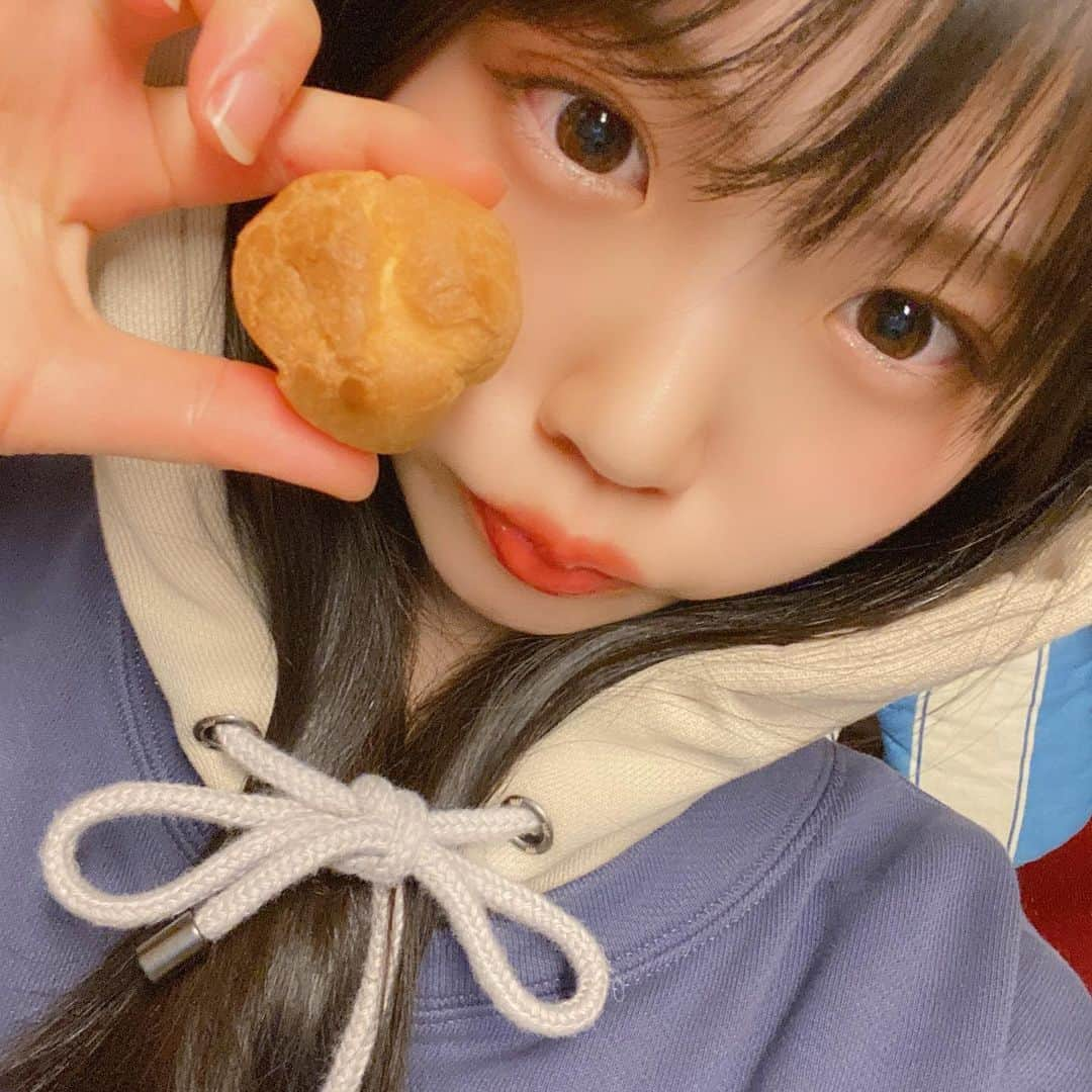 出口結菜さんのインスタグラム写真 - (出口結菜Instagram)「《🐙#大阪#enfant 》﻿ ﻿ 🧁プチシュークリーム100g（¥194）﻿ ﻿ ﻿ ﻿ 弟も私も大好きなシュークリーム💗﻿ ﻿ ﻿ ﻿ ﻿ ひと口サイズでパクパク食べれちゃう😳✌️﻿ ﻿ ﻿ ﻿ 小さいから食べやすいのに、中にカスタードがパンパンに入っててカスタード好きにはたまりません🥺🥺🥺﻿ ﻿ （パンパンやからひと口で食べるのおすすめ💭）﻿ ﻿ ﻿ ﻿ 難波や天王寺、梅田とかいろんなところにあるから﻿ ゲットしやすい！！！﻿ ﻿ ﻿ 私はいつも500g一気に注文しちゃいます！！﻿ （エクレアとか、もめっちゃ美味しい。、）﻿ ﻿ ﻿ ﻿ シュークリームって何歳になっても好き😌❤️﻿ ﻿ ﻿ ﻿ \結論:カスタード最強✌️/﻿ ﻿ ﻿ #アンファン #シュークリーム#プチシュークリーム #エクレア #スイーツ #sweets #ひとくちサイズ #ひと口 #食べ過ぎ注意 #おいしいもの  #難波 #なんば #梅田 #うめだ #天王寺 #あべの #🥧 #グルメ  #instafood #instagood #過去pic  #ラビグルメ」4月20日 20時10分 - yui_laby0622