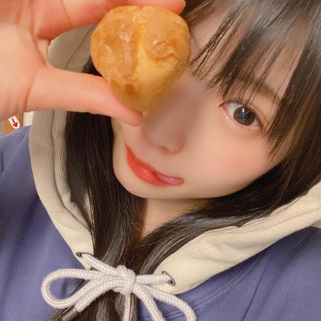 出口結菜さんのインスタグラム写真 - (出口結菜Instagram)「《🐙#大阪#enfant 》﻿ ﻿ 🧁プチシュークリーム100g（¥194）﻿ ﻿ ﻿ ﻿ 弟も私も大好きなシュークリーム💗﻿ ﻿ ﻿ ﻿ ﻿ ひと口サイズでパクパク食べれちゃう😳✌️﻿ ﻿ ﻿ ﻿ 小さいから食べやすいのに、中にカスタードがパンパンに入っててカスタード好きにはたまりません🥺🥺🥺﻿ ﻿ （パンパンやからひと口で食べるのおすすめ💭）﻿ ﻿ ﻿ ﻿ 難波や天王寺、梅田とかいろんなところにあるから﻿ ゲットしやすい！！！﻿ ﻿ ﻿ 私はいつも500g一気に注文しちゃいます！！﻿ （エクレアとか、もめっちゃ美味しい。、）﻿ ﻿ ﻿ ﻿ シュークリームって何歳になっても好き😌❤️﻿ ﻿ ﻿ ﻿ \結論:カスタード最強✌️/﻿ ﻿ ﻿ #アンファン #シュークリーム#プチシュークリーム #エクレア #スイーツ #sweets #ひとくちサイズ #ひと口 #食べ過ぎ注意 #おいしいもの  #難波 #なんば #梅田 #うめだ #天王寺 #あべの #🥧 #グルメ  #instafood #instagood #過去pic  #ラビグルメ」4月20日 20時10分 - yui_laby0622