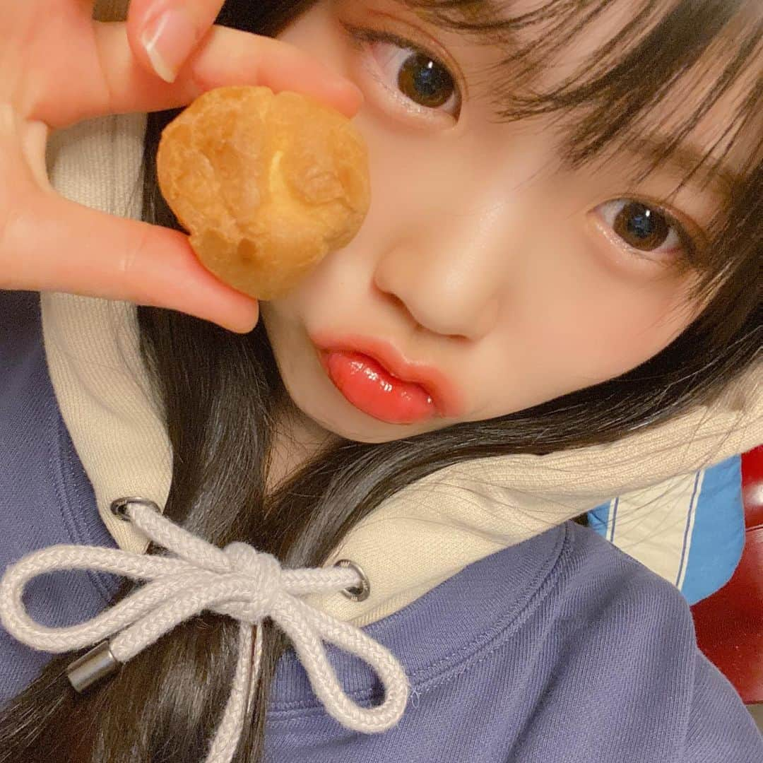 出口結菜さんのインスタグラム写真 - (出口結菜Instagram)「《🐙#大阪#enfant 》﻿ ﻿ 🧁プチシュークリーム100g（¥194）﻿ ﻿ ﻿ ﻿ 弟も私も大好きなシュークリーム💗﻿ ﻿ ﻿ ﻿ ﻿ ひと口サイズでパクパク食べれちゃう😳✌️﻿ ﻿ ﻿ ﻿ 小さいから食べやすいのに、中にカスタードがパンパンに入っててカスタード好きにはたまりません🥺🥺🥺﻿ ﻿ （パンパンやからひと口で食べるのおすすめ💭）﻿ ﻿ ﻿ ﻿ 難波や天王寺、梅田とかいろんなところにあるから﻿ ゲットしやすい！！！﻿ ﻿ ﻿ 私はいつも500g一気に注文しちゃいます！！﻿ （エクレアとか、もめっちゃ美味しい。、）﻿ ﻿ ﻿ ﻿ シュークリームって何歳になっても好き😌❤️﻿ ﻿ ﻿ ﻿ \結論:カスタード最強✌️/﻿ ﻿ ﻿ #アンファン #シュークリーム#プチシュークリーム #エクレア #スイーツ #sweets #ひとくちサイズ #ひと口 #食べ過ぎ注意 #おいしいもの  #難波 #なんば #梅田 #うめだ #天王寺 #あべの #🥧 #グルメ  #instafood #instagood #過去pic  #ラビグルメ」4月20日 20時10分 - yui_laby0622