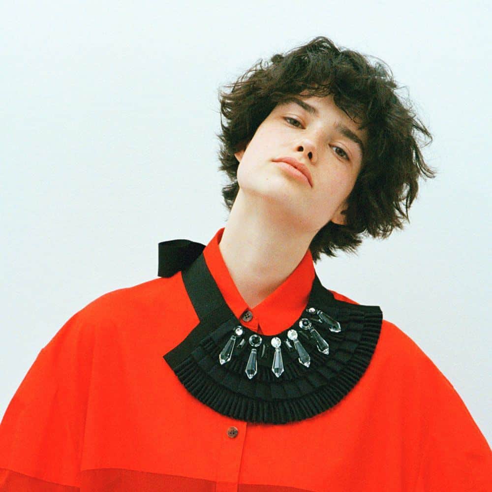 のインスタグラム：「ヘアアクセサリーとヘア＆メイク⠀ 【顔まわりのセンス講座】⠀ 〈襟on襟が顔周りを新しく！〉⠀ 真っ赤なシャツドレスに、大振りのビジューとフリルがあしらわれたカラーをON。⠀ このレイヤードは「つけ襟をちょっとずらして装着する」のがポイント。⠀ 詳しくは現在発売中のGINZA5月号でチェック⠀⠀ @ginzamagazine⠀⠀ ⠀ ⠀⠀ #ginzamagazine #hairaccessory # hairstyle  #ヘアアクセサリー #つけ襟」