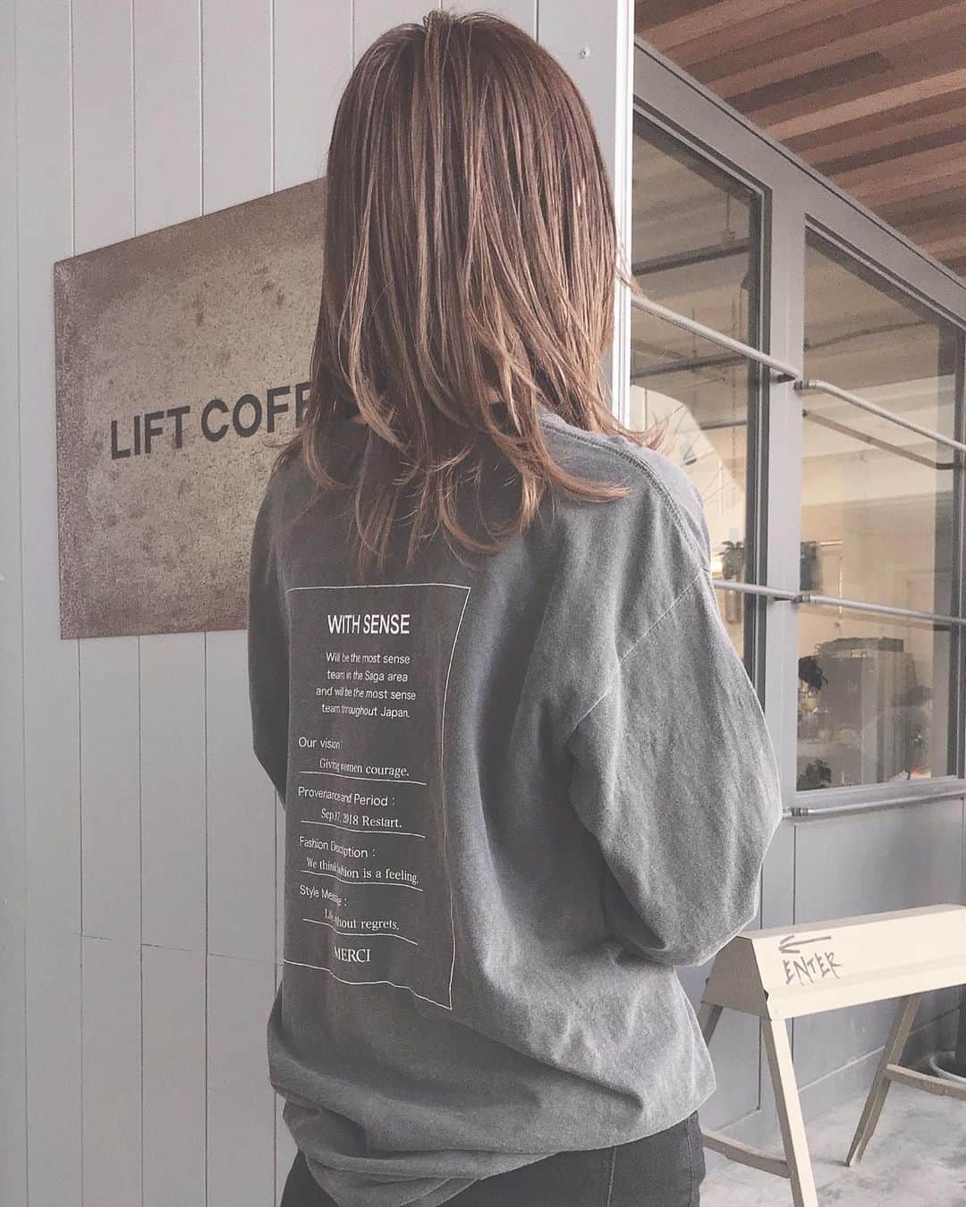 のインスタグラム：「ロンteeはおうちでもジムでもcafeでもほんとどこでも快適に過ごせるので、白も買ったよ🙆‍♀️ . もちろん洗濯もできるの🤲😌 . 一枚一枚手刷りで仕上げてます👚 @merci__jp . #ロンt #tee」