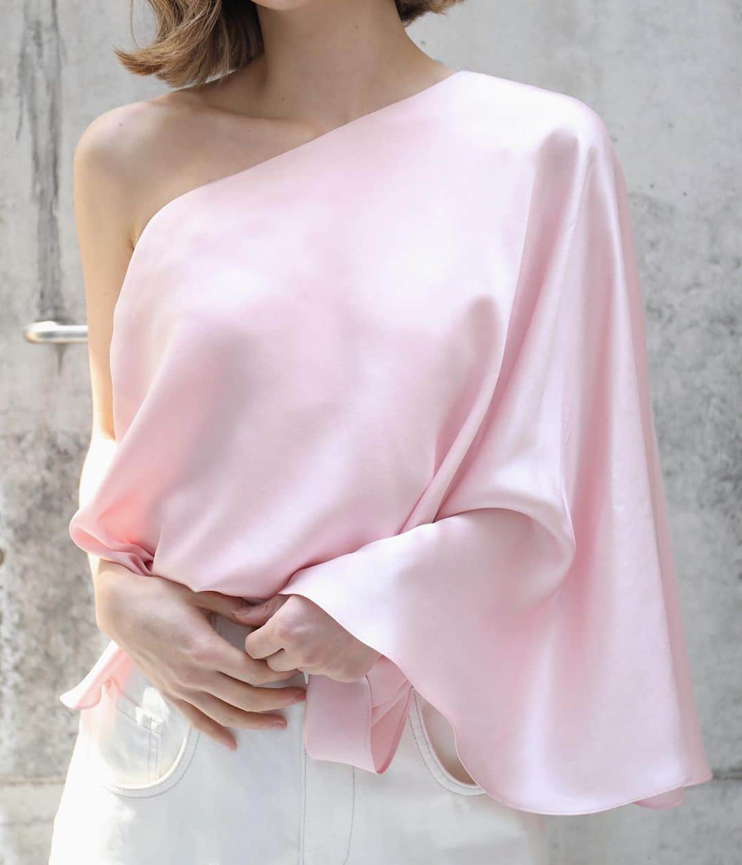 Chiyono Anneさんのインスタグラム写真 - (Chiyono AnneInstagram)「A blouse like a silk hug.  素材の良さが引き立つシンプルなトップスは、一度着ると納得の存在感。  #silktop #chiyonoanne #CAEssentialLine #チヨノアン」4月20日 20時34分 - chiyono_anne