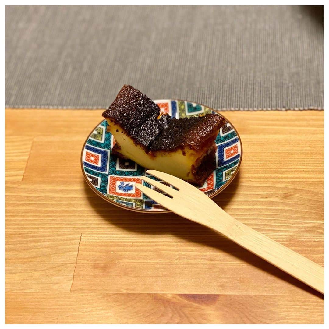 岩崎拓馬さんのインスタグラム写真 - (岩崎拓馬Instagram)「Basque Cheesecake . . はじめてのお菓子作り  バスクチーズケーキ  @igusamaiko さんの レシピをみてつくったよ  レシピ通りにつくったら ほんと簡単で めちゃくちゃ美味しくてびっくり  あと1ホール余ってるから 冷凍しよっと🧀❤️ . . #たく飯 #バスクチーズケーキ #happytime」4月20日 20時26分 - happy_takuma
