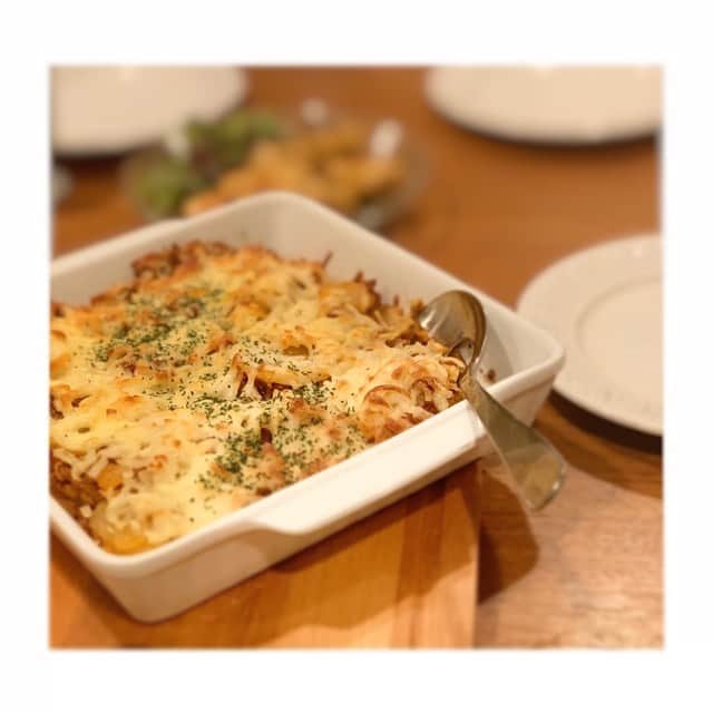 前田ゆかのインスタグラム：「オーブンにお任せ！  簡単料理¨̮ ジャガイモを薄くスライスして炒め耐熱皿の下に敷きつめます。大豆のお肉ミンチをミートソースに味付けして上にのせチーズをかけて焼いたオーブン料理！  #おうちごはん #ばんごはん  #soyfood #stayhome #本日も外出自粛 #maeyukareshipi」