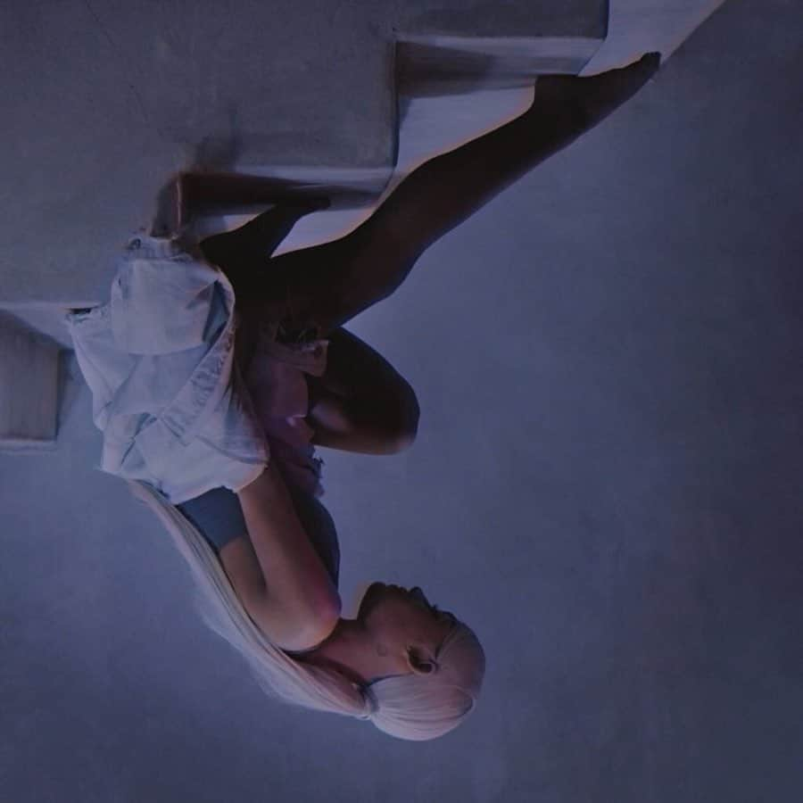 アリアナ・グランデさんのインスタグラム写真 - (アリアナ・グランデInstagram)「💧🤍 🌫 two」4月20日 20時31分 - arianagrande