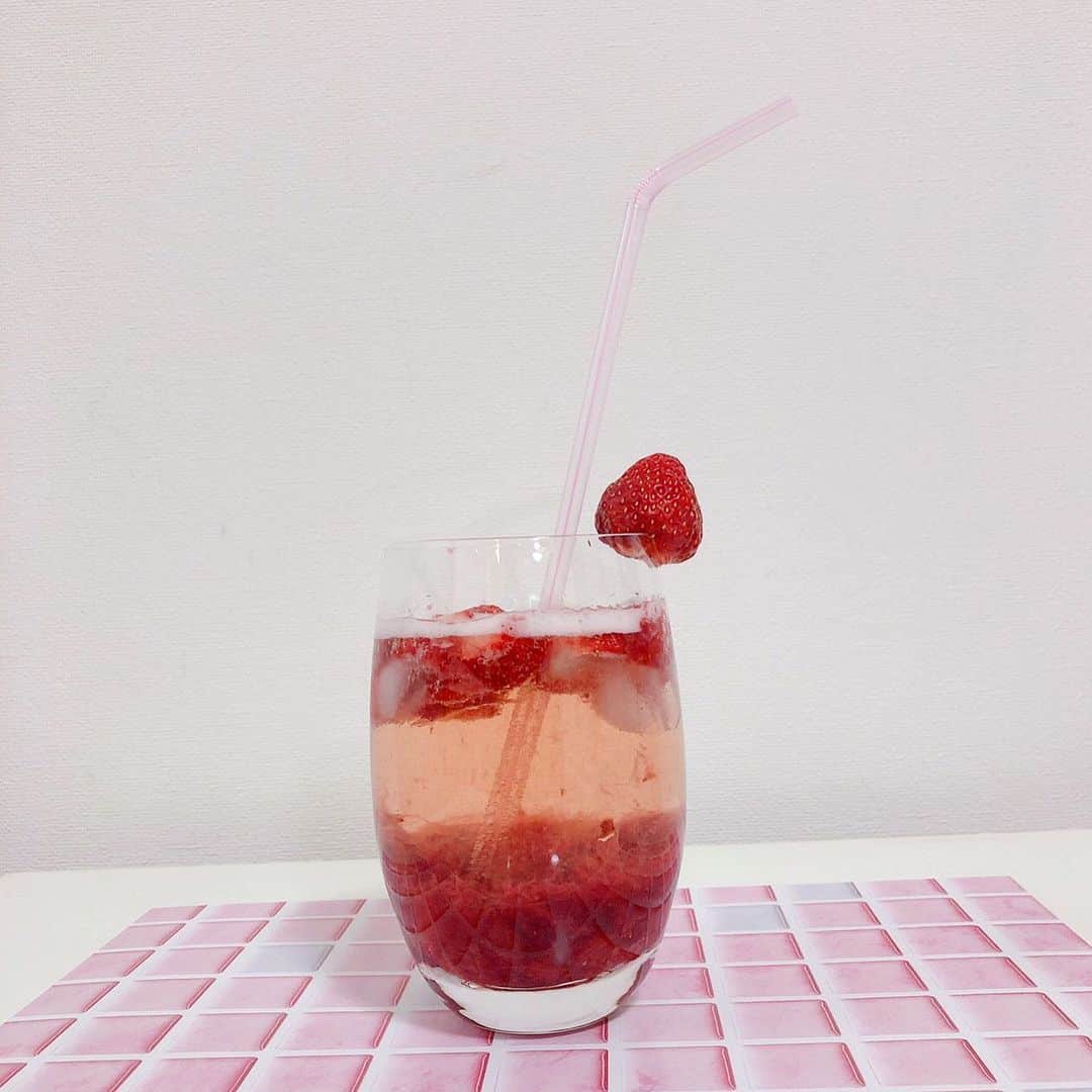 武田智加さんのインスタグラム写真 - (武田智加Instagram)「#いちごの投稿しすぎ  #いちごジャム も作りました . #いちごソーダ 🍓 . いちごジャムをグラスの底にいれて 氷とサイダー入れて 刻んだイチゴを上から好きな量入れたら 完成🤍🤍 . 美味しいよんっ . #いちご #いちごづくし」4月20日 20時37分 - moka0225_hkt