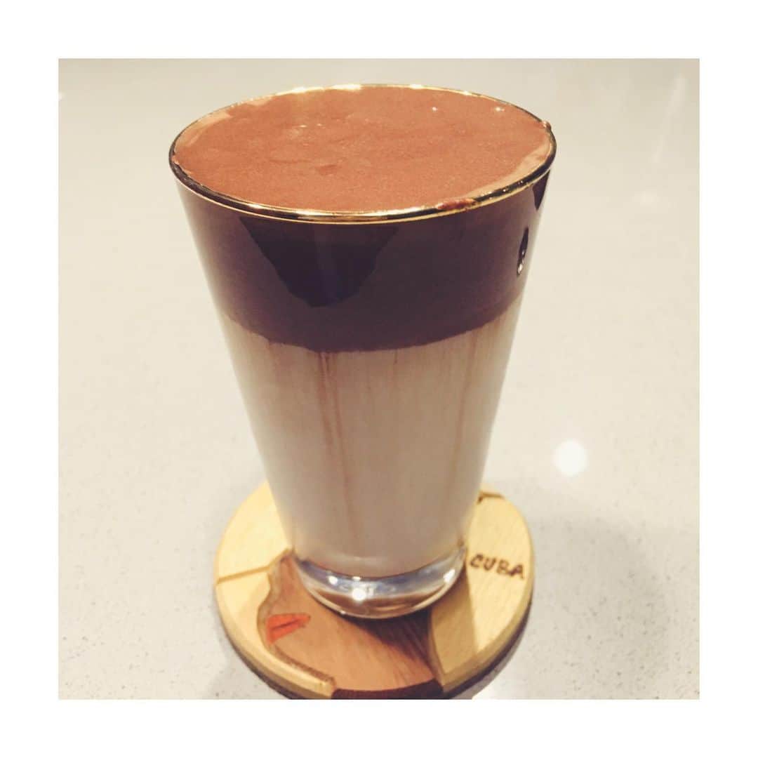 納富有沙のインスタグラム：「. Dalgona Cocoa, not Coffee😂 . . . 流行りに乗っかって、ダルゴナコーヒーならぬダルゴナココアを作ってみました🥰 家にインスタントコーヒーがなかったためです笑 いや〜でももっとふわふわにしたかったからリベンジするかも。 ハンドミキサーないので手動で作ったよ！腕にきました…😂 . . . #dalgonacoffee #dalgonacocoa  #stayhome #stayathome  #japan #usa #actress  #ダルゴナコーヒー #ダルゴナココア  #おうち時間  #とみーずキッチン」