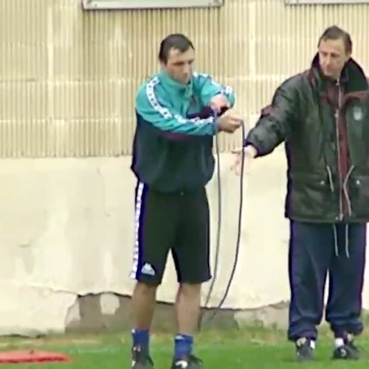 ヨハン・クライフのインスタグラム：「😂 Johan teaching Stoichkov how to jumprope in 1995. 🤭 (🎥 @tv3cat)」