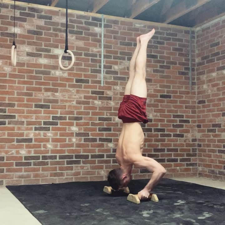 マックス・ウィットロックのインスタグラム：「My lift circuit today 👍 - Pike lifts x 2 Pike lifts, bent arms x 2 1/2 pike lifts x 2 1/2 straddle lifts x 2 Handstand dips x 2 Planch press Planch hold  @myproteinuk」