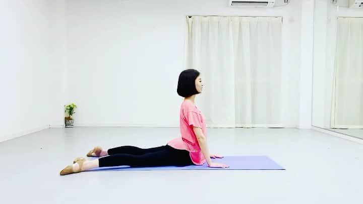 和田安佳莉のインスタグラム：「@akari_ballet_studio . #バレエ #バレエエクササイズ #ストレッチ #柔軟 #筋トレ #背筋 #腹筋 #トレーニング #身体づくり #バレエレッスン #オンラインレッスン始めました #頑張る #モデル #女優 #バレエ講師」