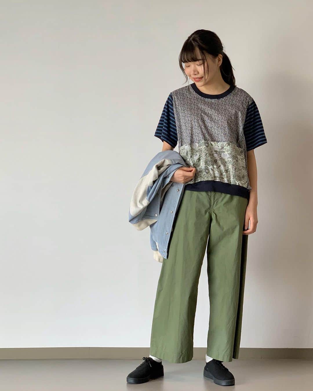 ネ・ネットのインスタグラム：「【 ネ・ネット MADE WITH LIBERTY FABRIC T ¥15,000+tax 】  フラワープリントにアニマルプリントのポケットをドッキングさせたTシャツ。 柄と柄のドッキングでも品があり、大人の女性でも着こなせるTシャツに仕上がっているのは、リバティ・ファブリックスの多色でも繊細なプリントとネ・ネットのTシャツの絶妙なシルエットだからこそ。  #ネネット #nenet #新作 #new #spring #summer #2020 #collection #fashion #tokyo #japan #大人カジュアル #大人ネネット #otona_nenet #LIBERTY #libertyfabric #リバティ」