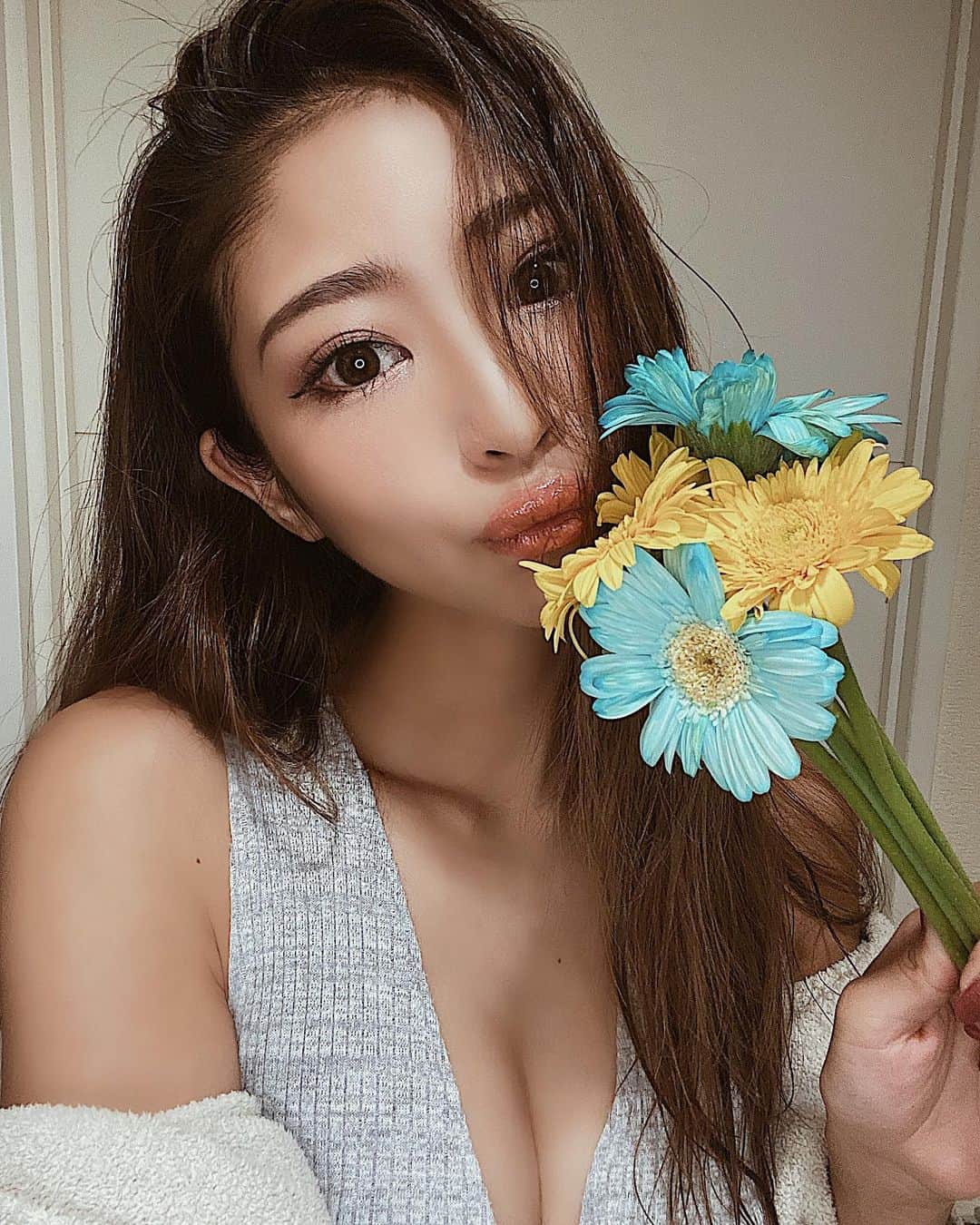 佐藤あずみのインスタグラム：「前にスーパーでお持ち帰りした可愛い可愛い色のガーベラがまだ咲いていて、お部屋を明るくしてくれてる🌼 . ひっさびさに💄したけど🏠😂 なまけちゃいかんぜよ。 . #おはなのあるくらし #ガーベラ #青のガーベラ #黄色のガーベラ #おうち時間 #メイク #gerbera #🌼 #make #makeup #stayhome #staysafe」