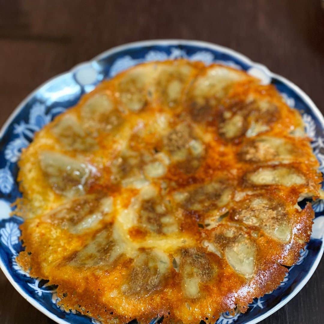 荻原和歌のインスタグラム：「【羽根付き餃子】餃子を焼くときに入れるお湯（水）に大さじ1ほどの小麦粉を溶かしいれれば羽根付き餃子ができるのですが、 今日はさらに追いチーズをしてカリカリのチーズ羽根餃子にしました。 チーズはシュレッドチーズでも粉チーズでも。」