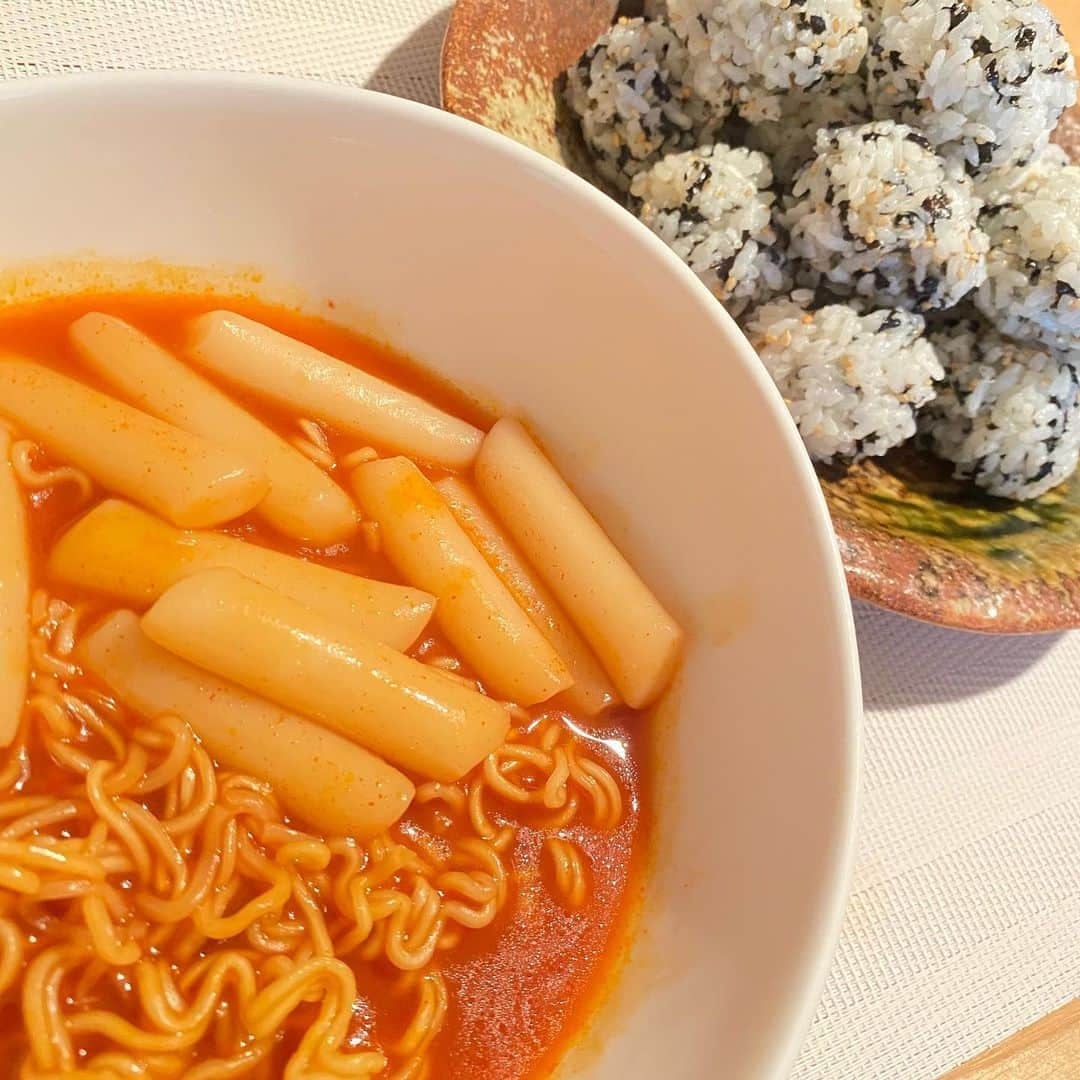 高橋胡桃さんのインスタグラム写真 - (高橋胡桃Instagram)「.#🍴  最近の食べ物様  1枚目 上手に出来過ぎた チキンの南蛮漬け 母に隣で教わりながらね  おうち時間を使い 母の味を覚えたいな~と 味付けを教わり~~あれこれと📝  盛り付けがまだまだ苦手ですが  有意義な時間になりました!! ごちそうさまですっ  #最後のケーキは買ったもの #数日前ママの誕生日でした🎂」4月20日 20時59分 - kurumi_takahashi_