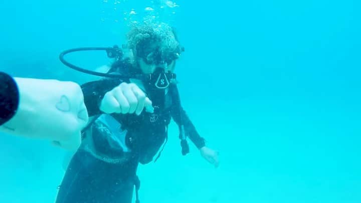 チャチー・ゴンザレスのインスタグラム：「Reminiscing on our time in Bora Bora. It was our first trip together and it was jam packed with fun. We swam with the sharks out of cage. I cut my foot on coral and @jukkadudeson tried to tell me that the sharks would eat me... leaving me scared 💩less. I moonwalked on the ocean floor. Blew bubbles under 13ft manta rays to tickle them. I placed second in a hoola hoop competition. I danced like a maniac and lived my absolute best life. I’m definitely missing moments like these but I also am very happy to do my part in this all and #stayhome. Can’t wait to get back out there in the world and try new and exciting things! Hope everyone is hanging in there...sending love! What are some of your favorite travel memories?! Tell me about them! Also, big thanks to @tarte for this #trippinwithtarte vacay 🌴 💜」