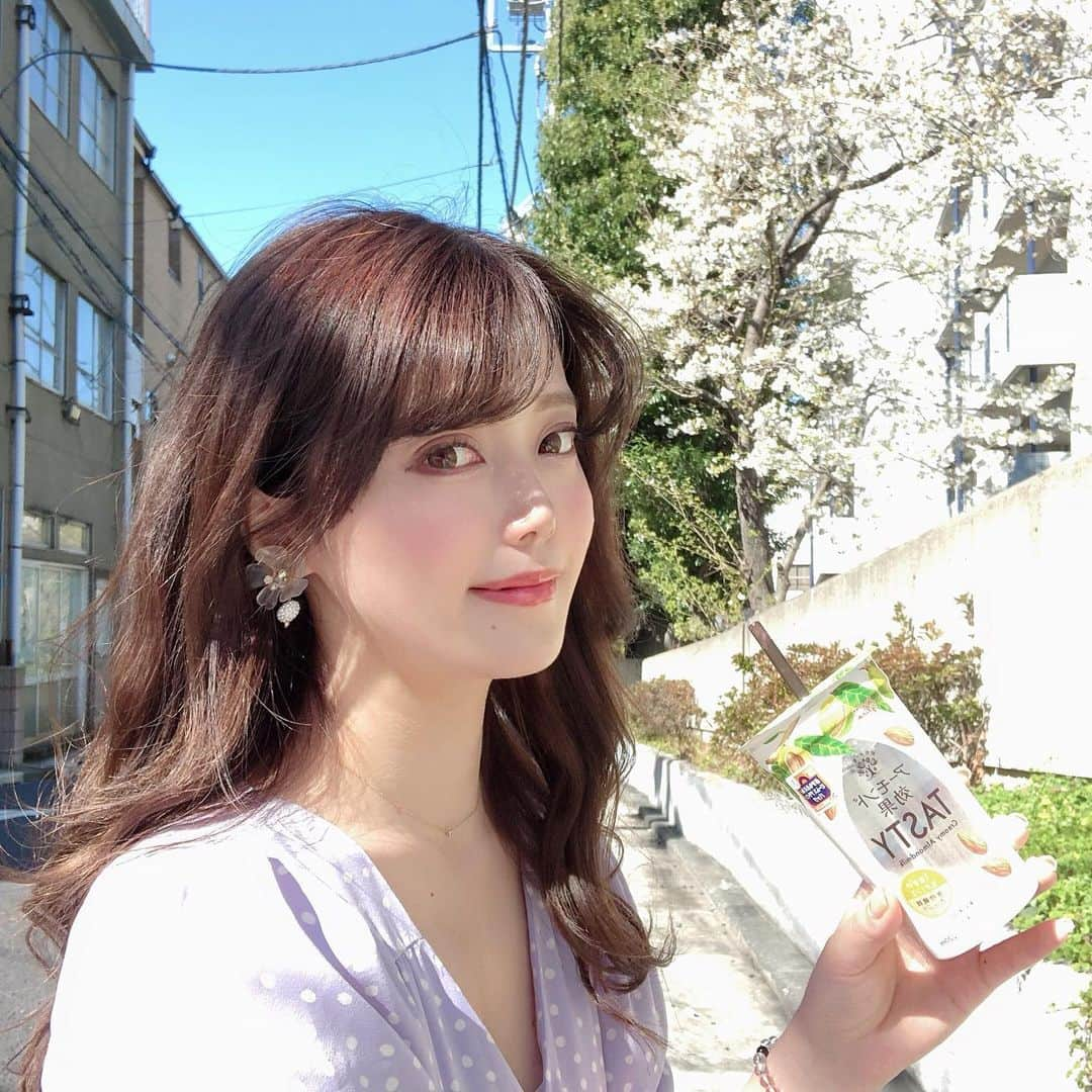 山田あかりさんのインスタグラム写真 - (山田あかりInstagram)「#過去pic  マツエクもヘアカラーも眉毛もこの頃は整ってた😵  今はプリンでカラーが抜けててマツエクも所々とれてるよー🙈きゃー  手に持ってるのはいつも飲んでるだーいすきなやつ( 灬˙罒˙灬 )❤ #華奢ネックレス #イヤリング #神楽坂 #フリーモデル #豆乳 #アーモンド効果 #ワンピース #春ワンピ #ドットワンピース #31sonsdemode #ワンビース #看護師 #お花のイヤリング #ピンクメイク #マツエク #巻き髪 #ヘアアレンジ #フリーモデル #ファッションコーデ #コスメ好きさんと繋がりたい #看護学生 #タレ目メイク #チーク #春メイク #コスメ好きさんと繋がりたい」4月20日 20時52分 - akari030201